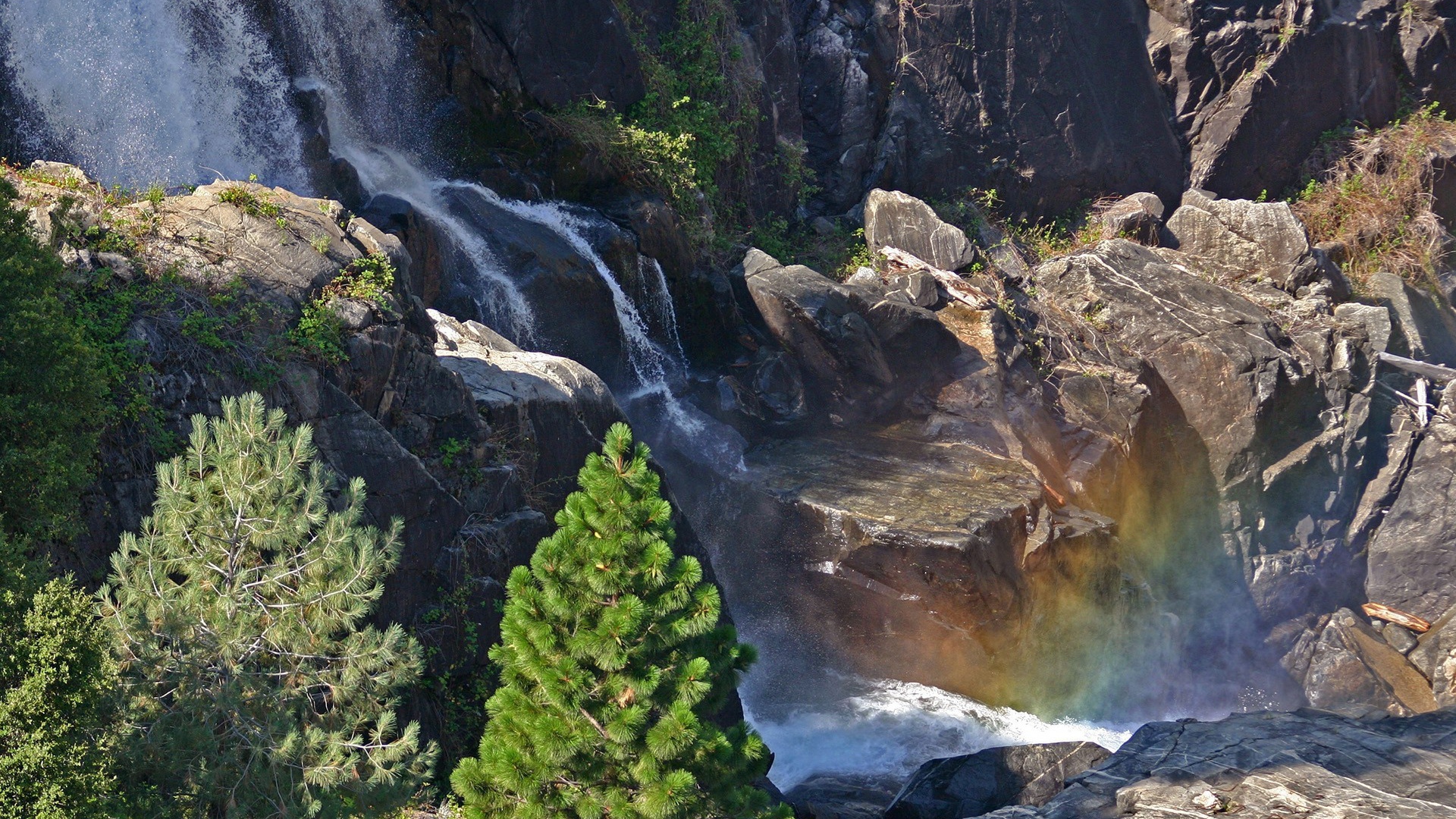 Небольшой водопад в скалах
