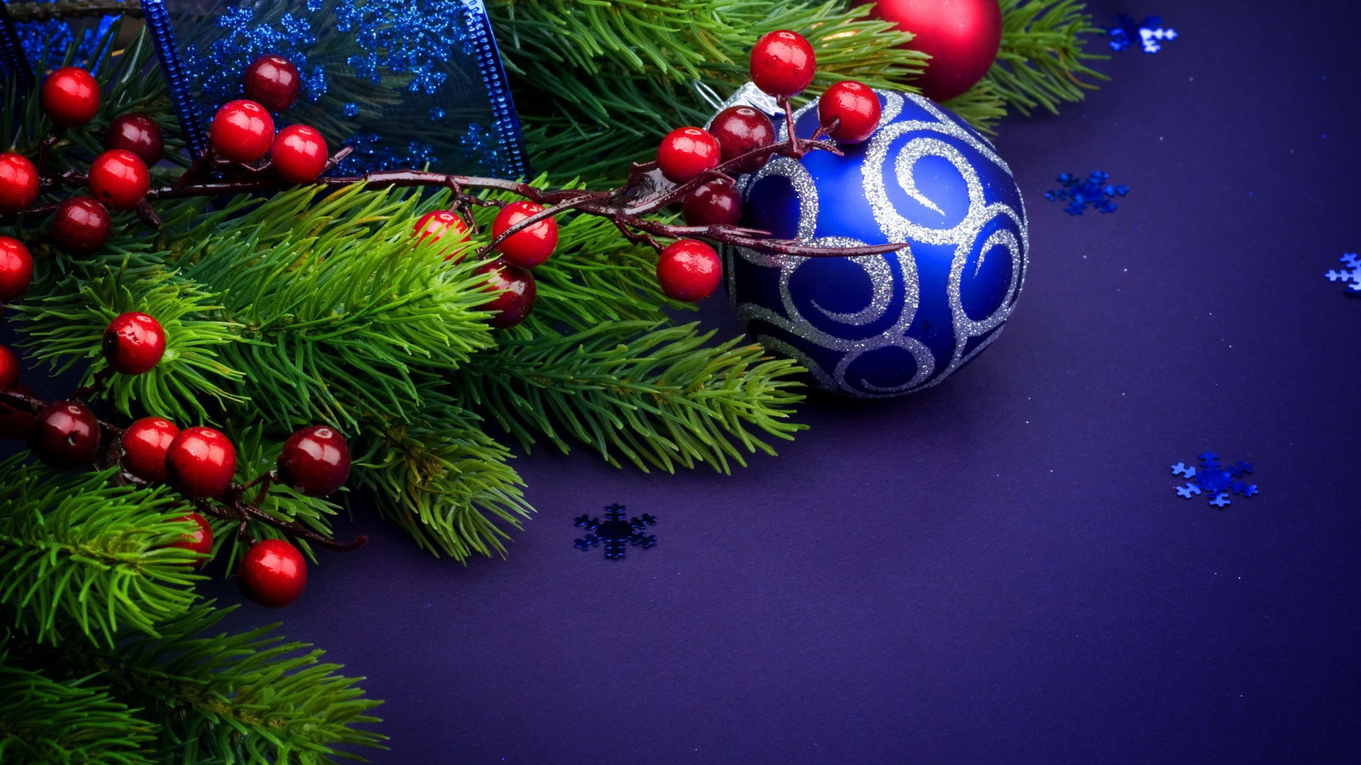 Ёлочная ветка и синяя игрушка