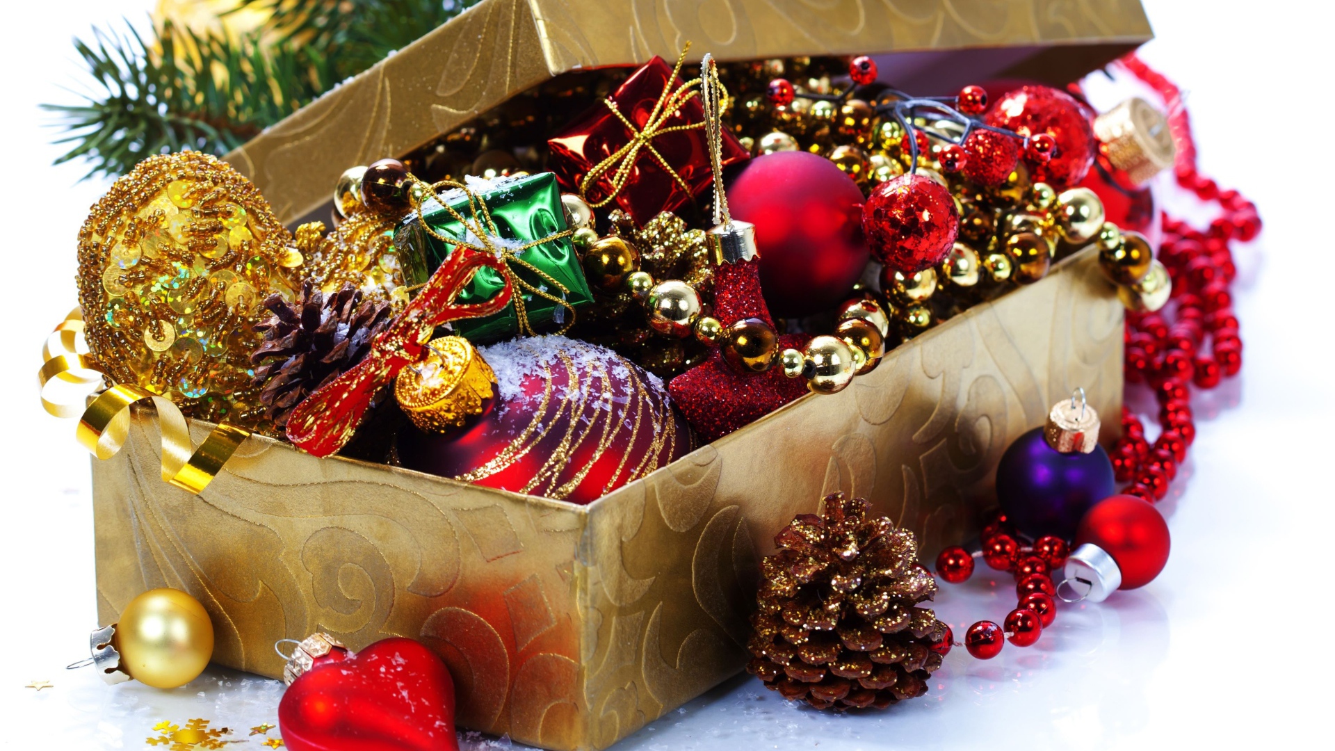 Елочные игрушки из шишек