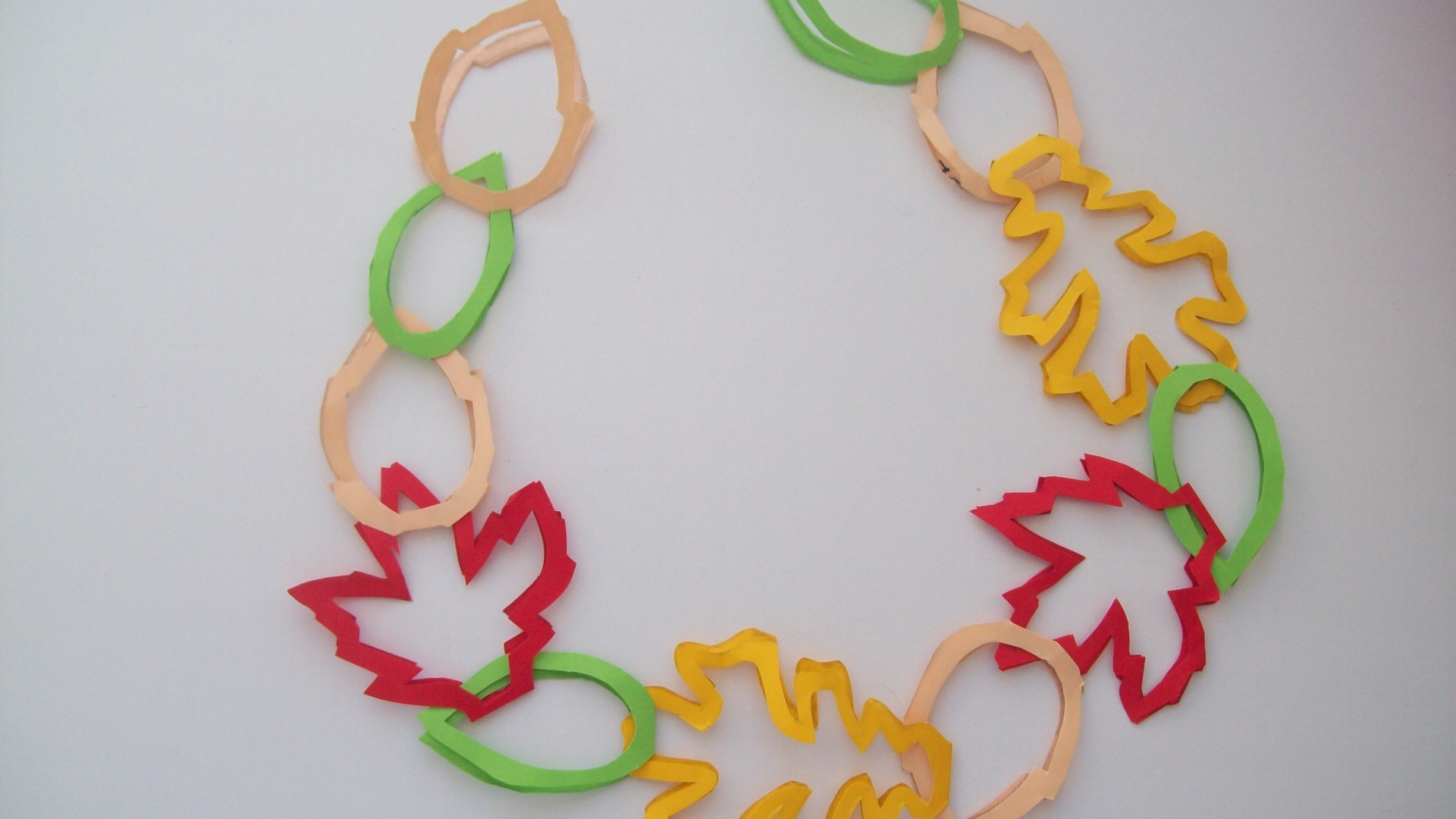 Гирлянда из осенних листьев