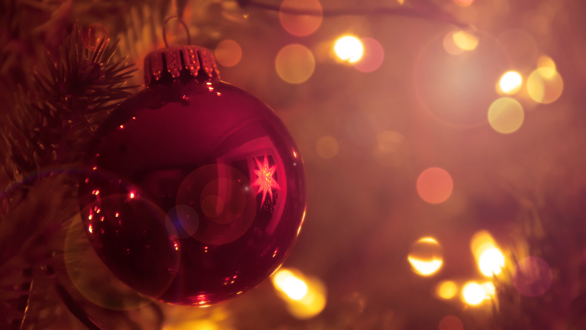 Красная елочная игрушка