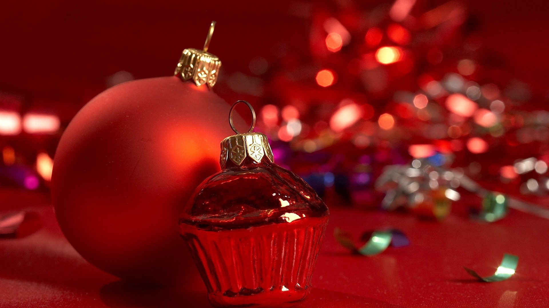 Красные ёлочные игрушки