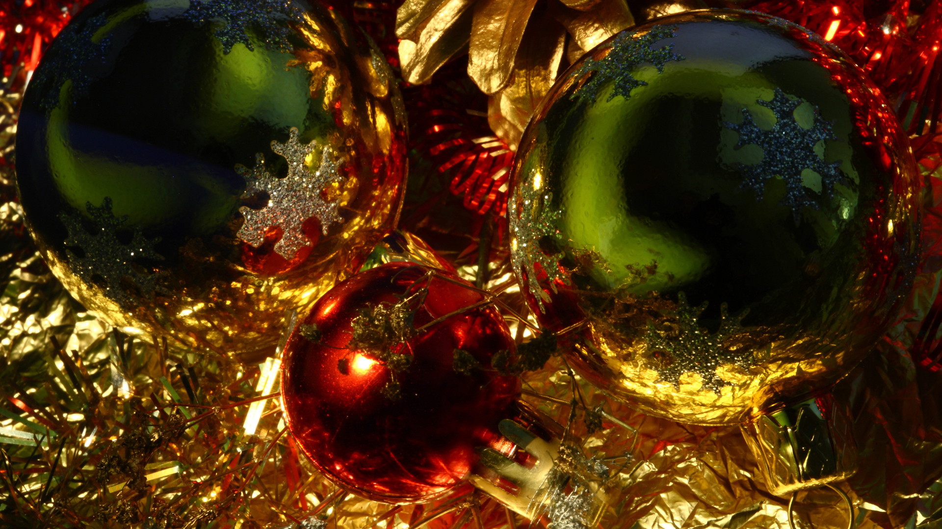 Сияющие ёлочные игрушки