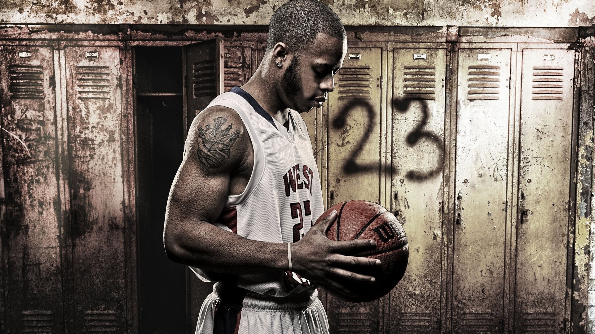 Баскетболист с мячом