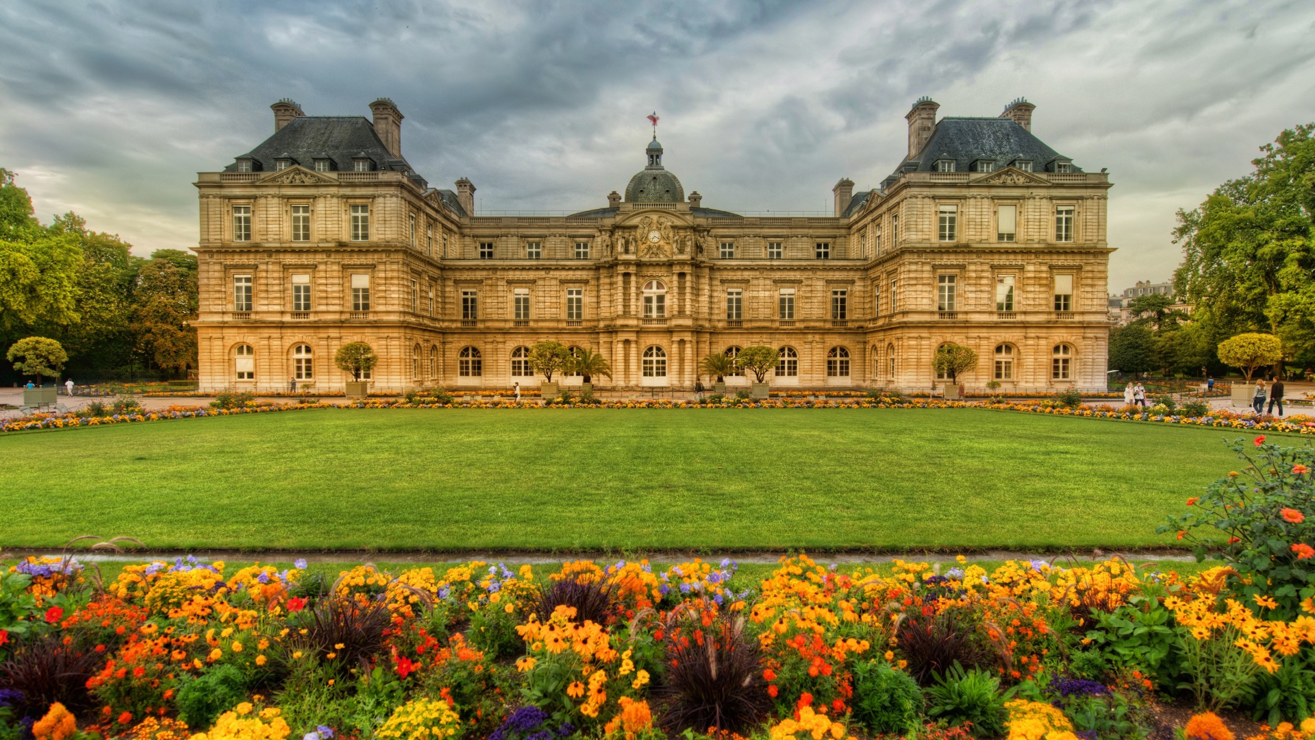 Замок в Париже