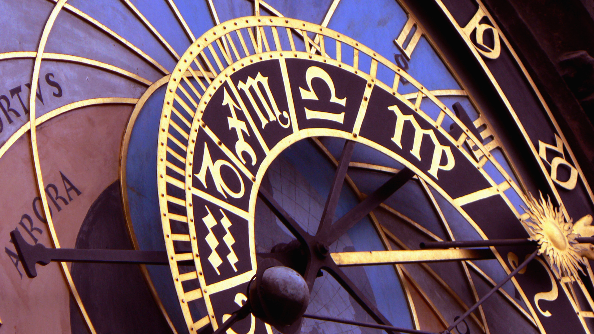 Астрологические часы крупным планом