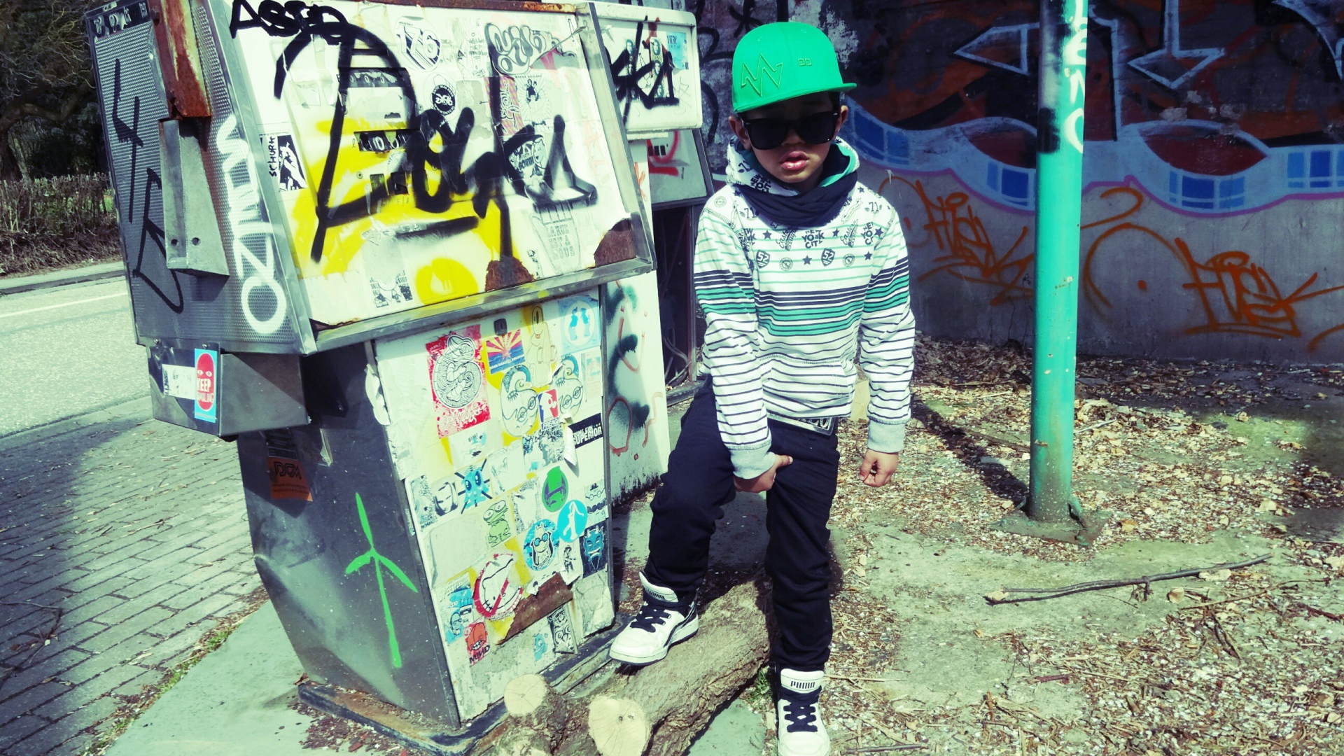 Мальчик в зелёной кепке, swag