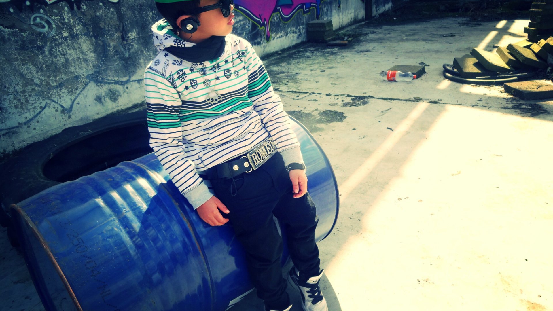 Мальчик в зелёной кепке и бочка, swag