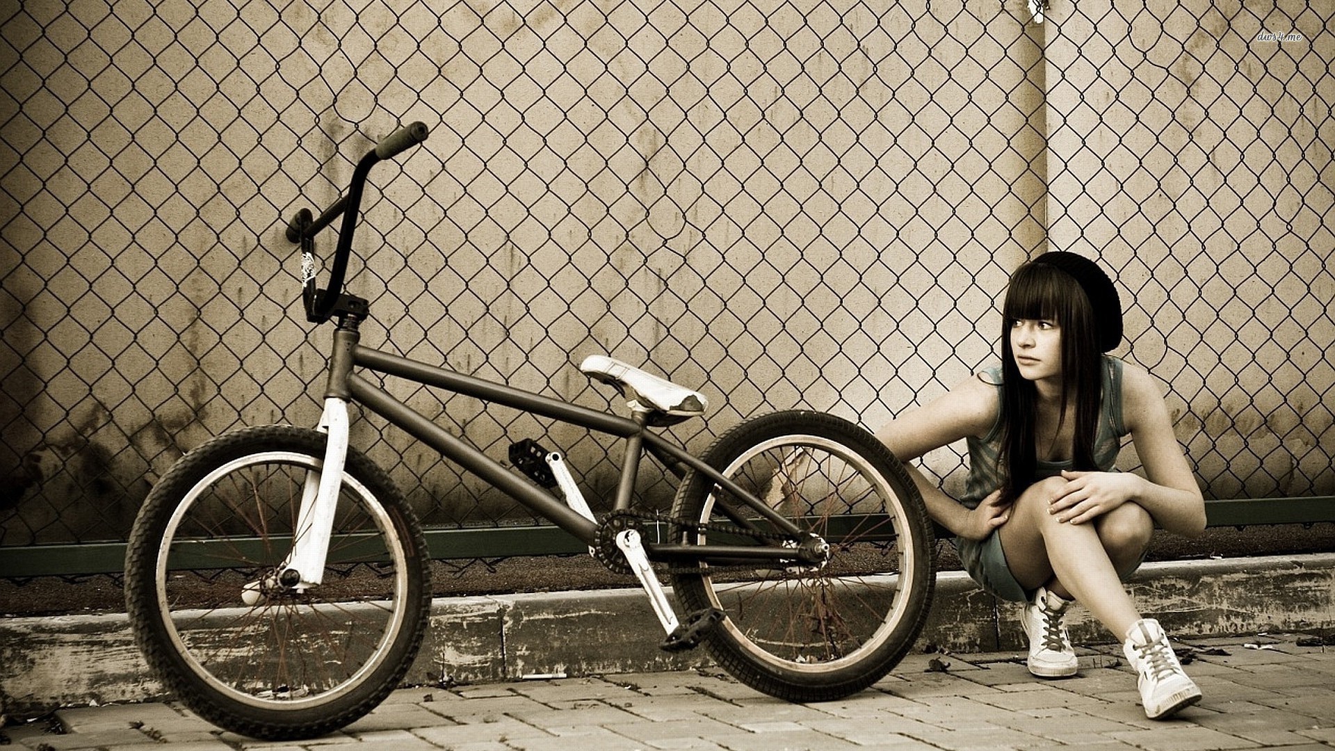 Спортивная девушка с велосипедом