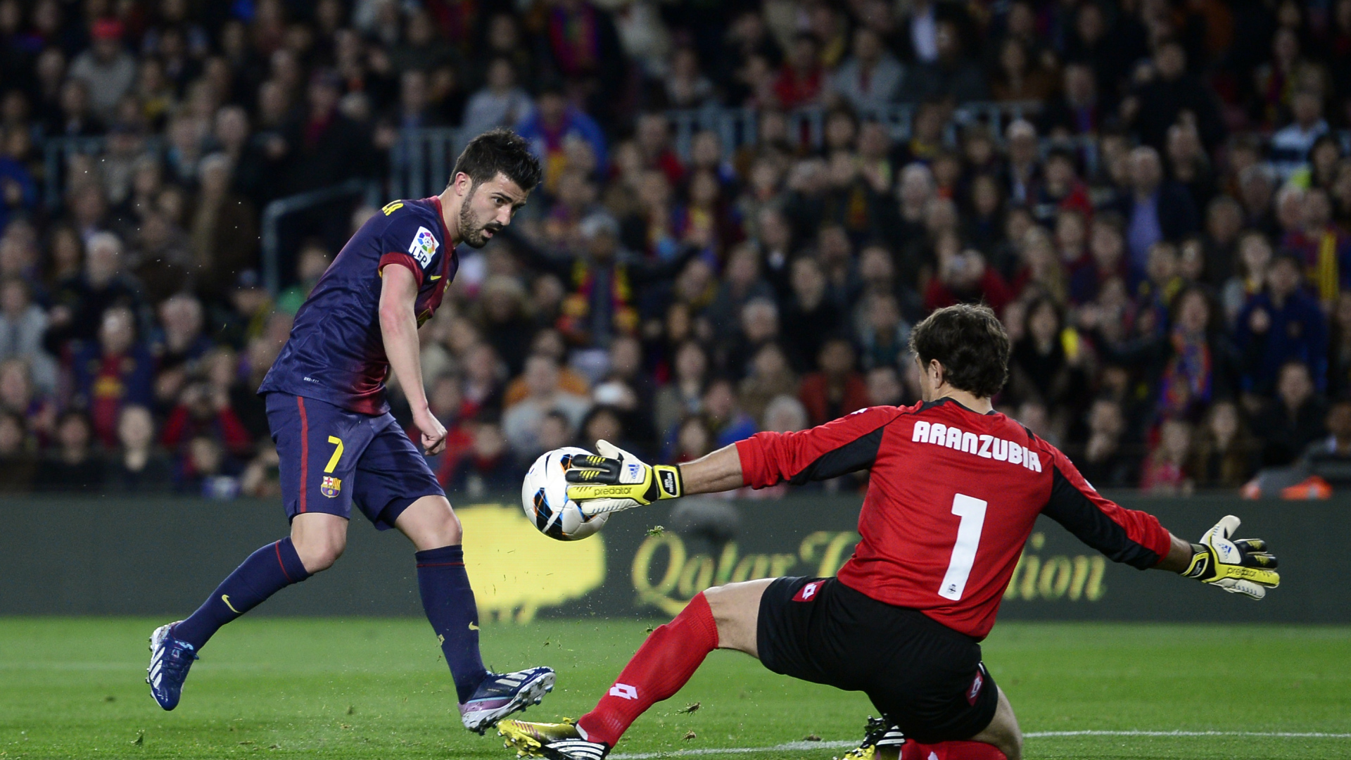 Барселона Франсеск Фабрегас направляет удар