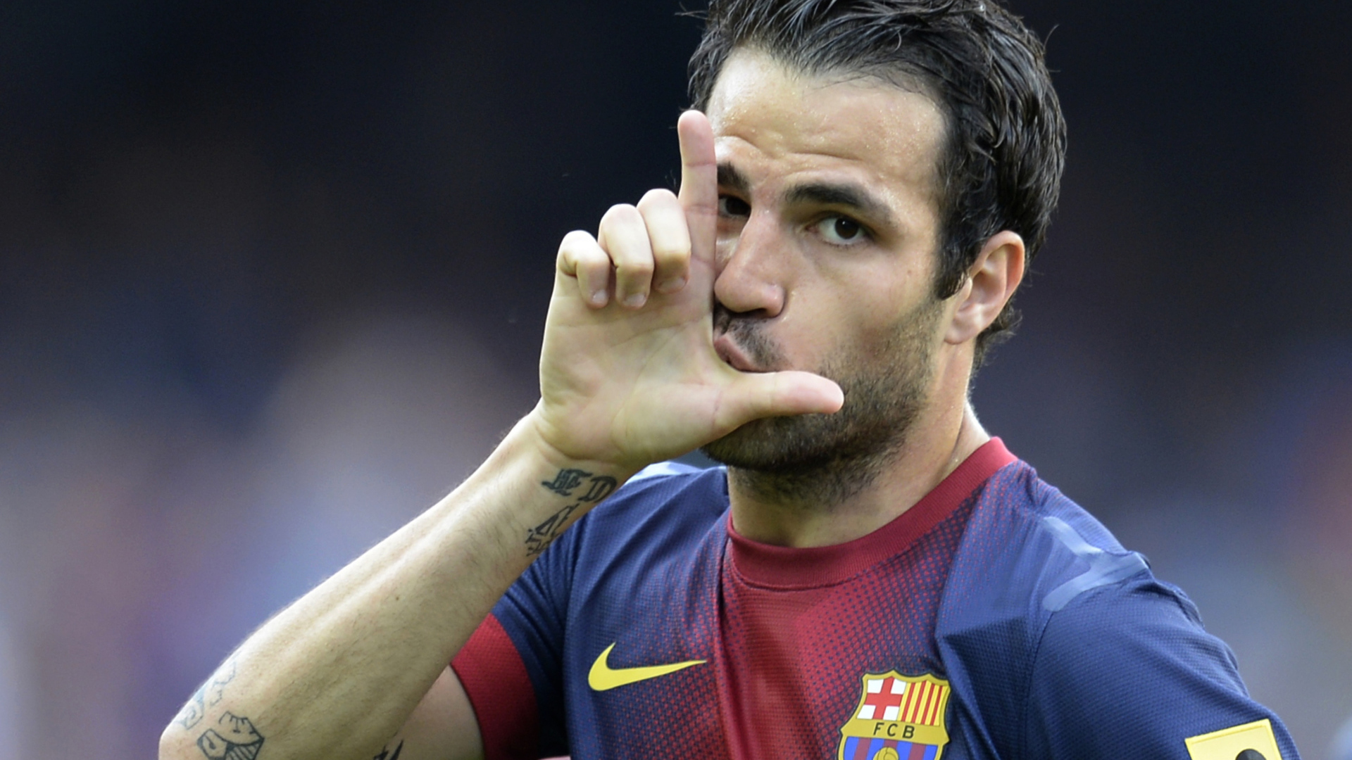 Барселона Франсеск Фабрегас целует палец