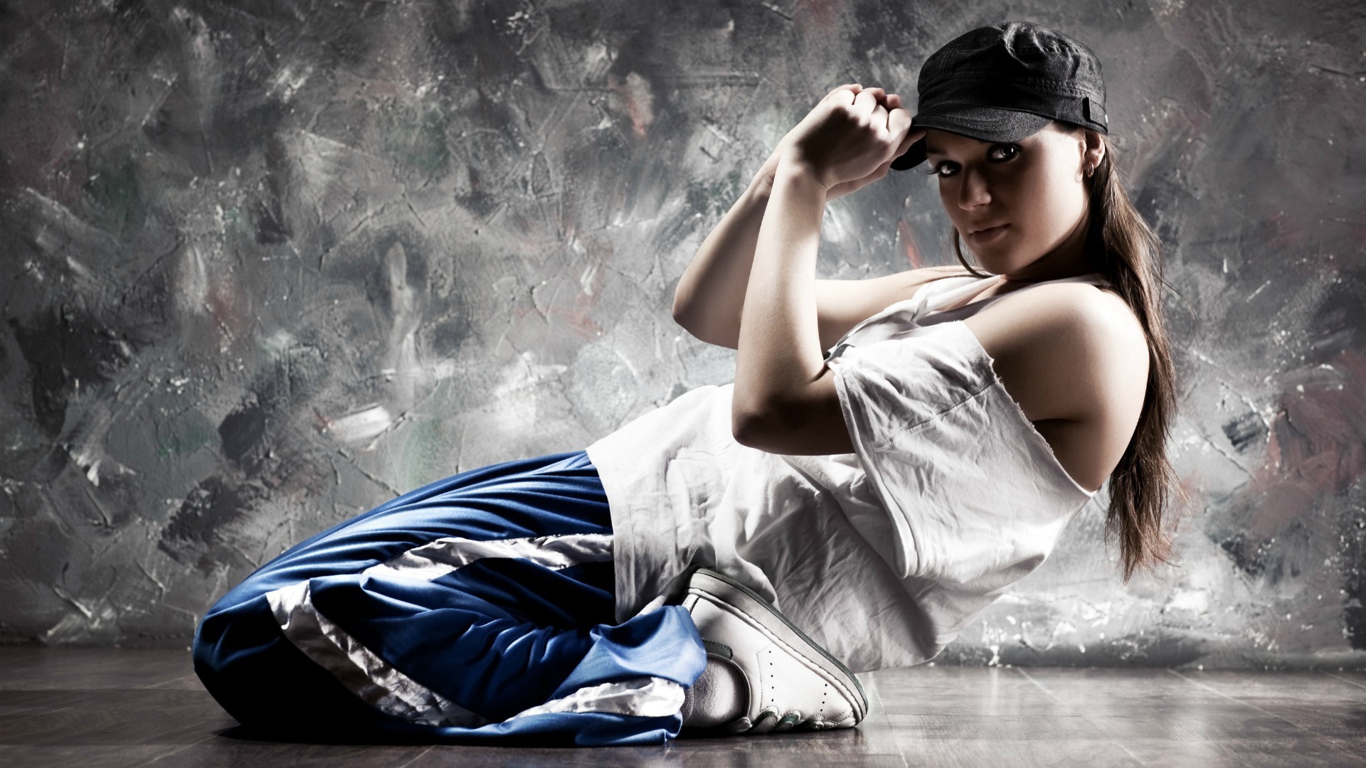 Красивая девушка танцорка