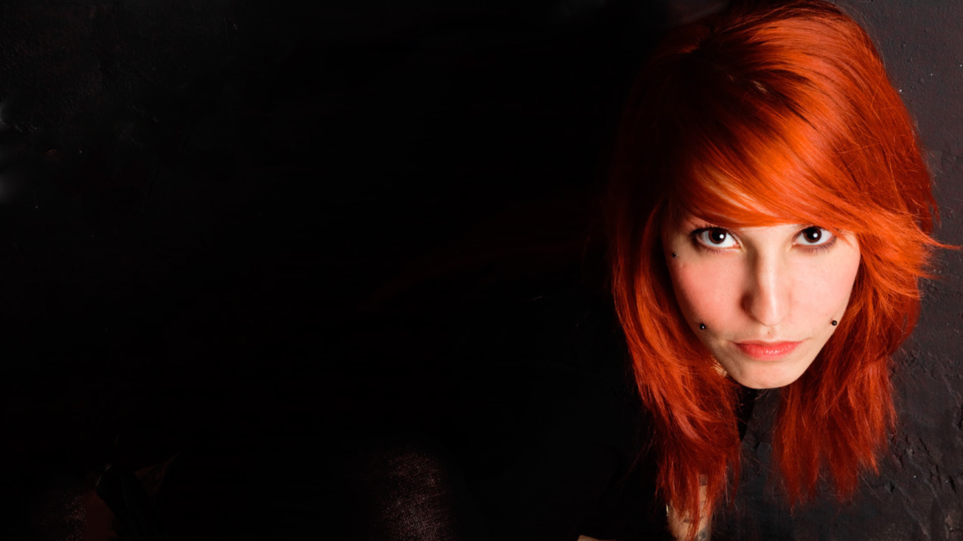 Красивая девушка рыжеволосая с пирсингом на лице