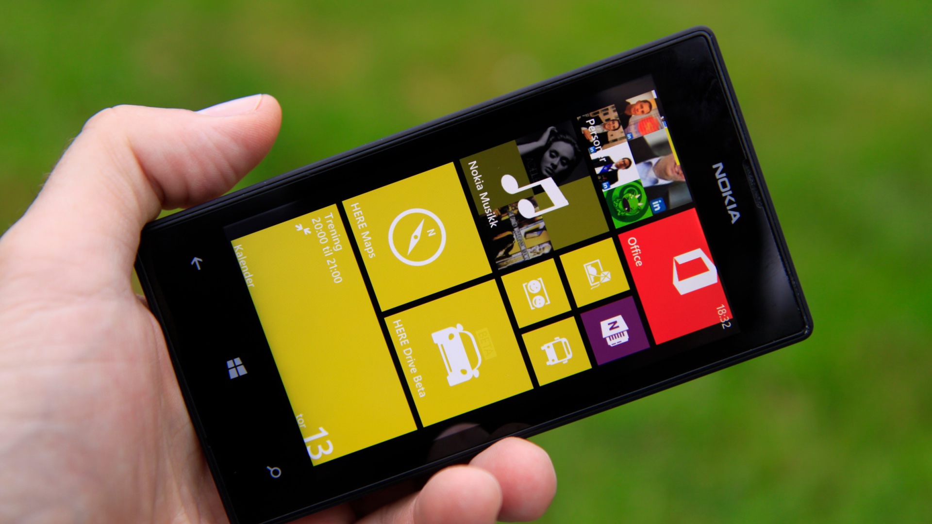 Чёрная Nokia Lumia 520 в руке