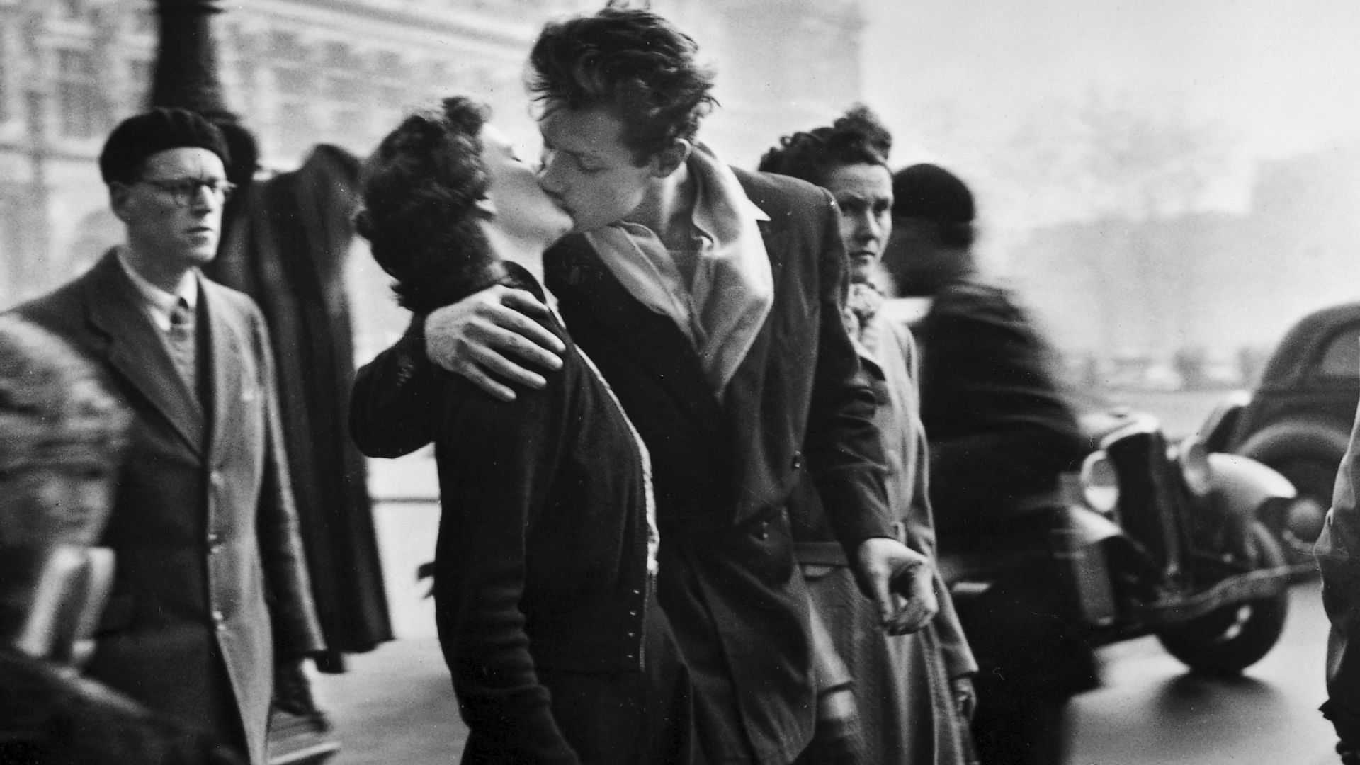 Черно-белая фотография влюбленных в Париже