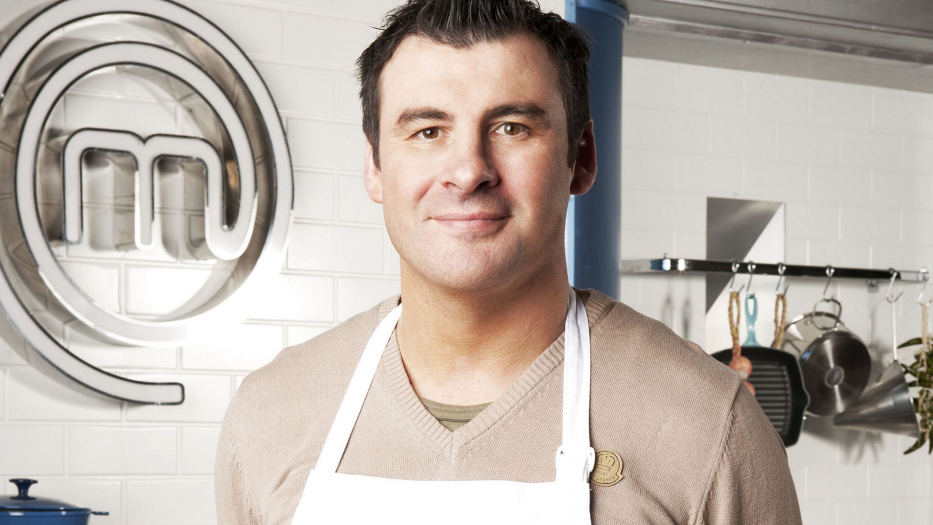 Боксер Джо Кальзаге на кухне