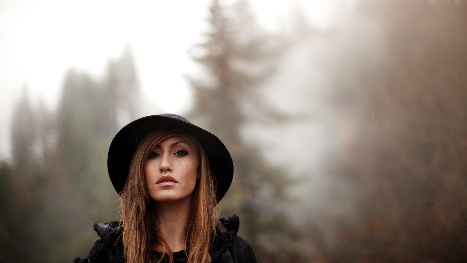 Девушка шатенка с пирсингом в носу и губе