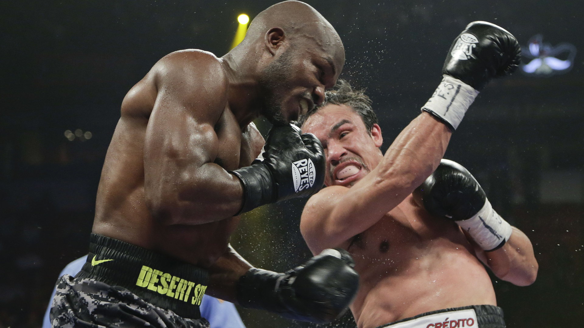 Известный боксер Хуан Мануэль Маркес сокрушительный удар