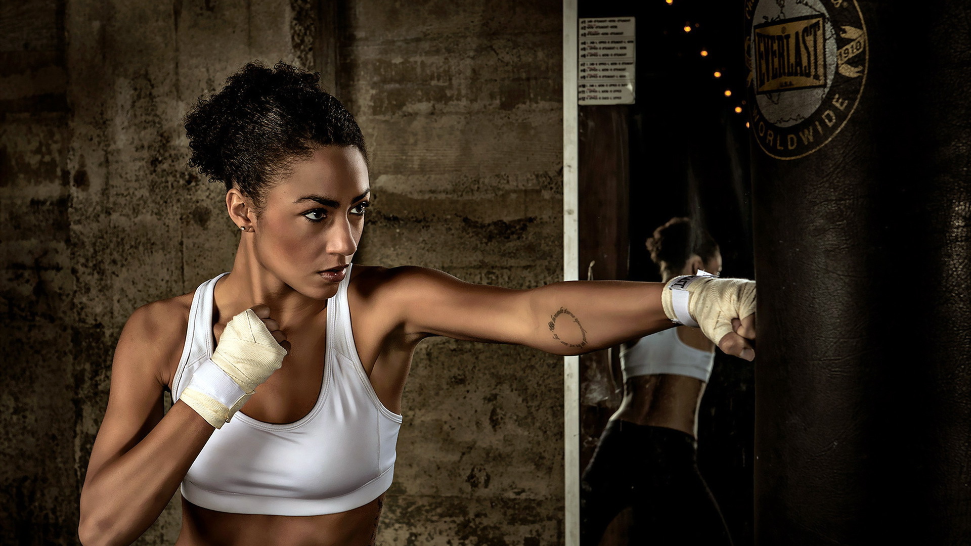 Девушка и груша для битья