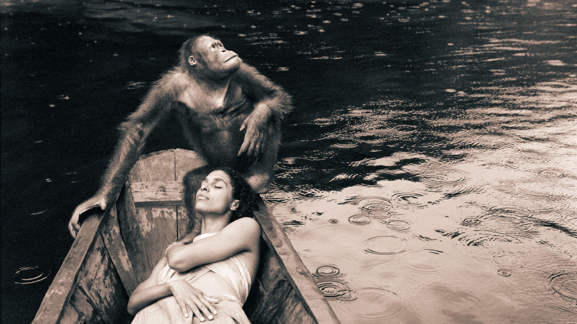 Девушка в лодке с обезьяной