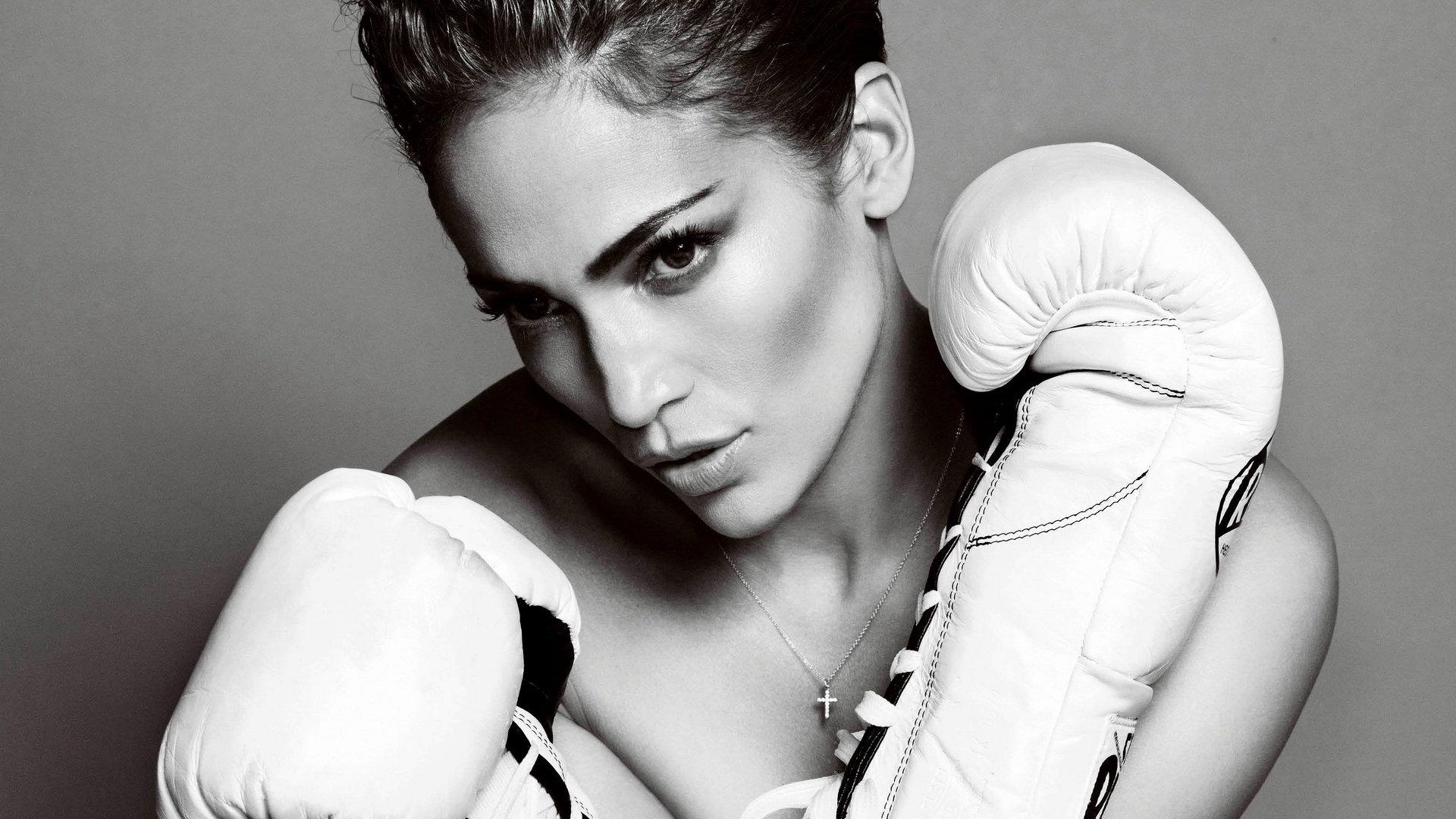 Девушка в белых боксерских перчатках