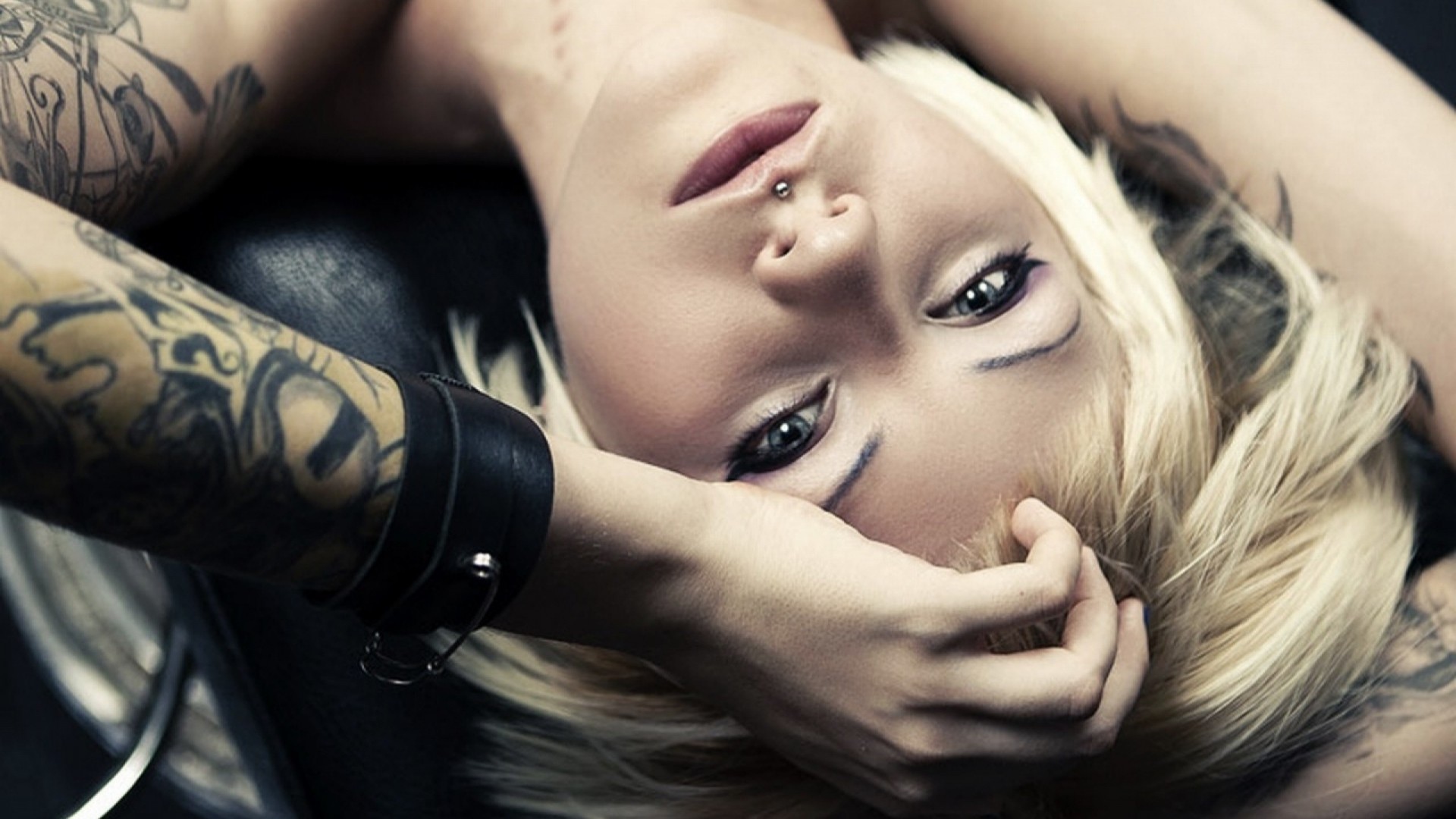 Девушка с тату на руке