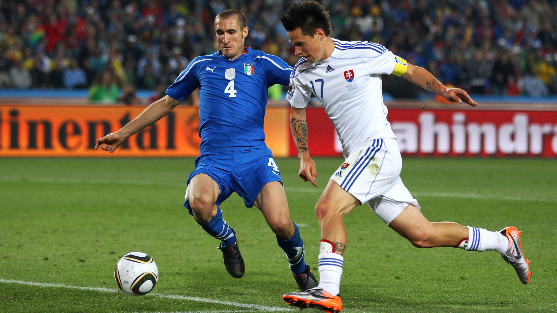 Ювентус Джорджо Кьеллини борется за мяч