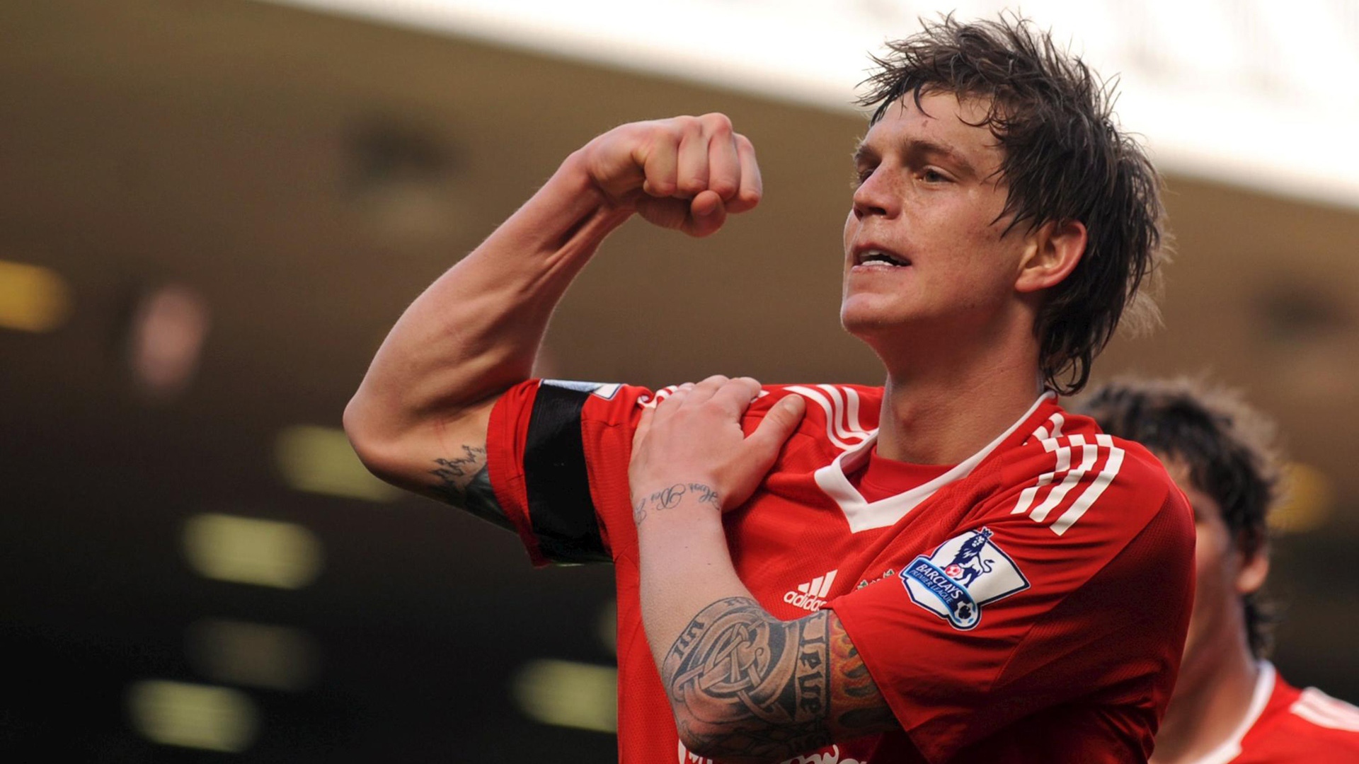 Ливерпуль Даниэль Аггер показывает свои мускулы