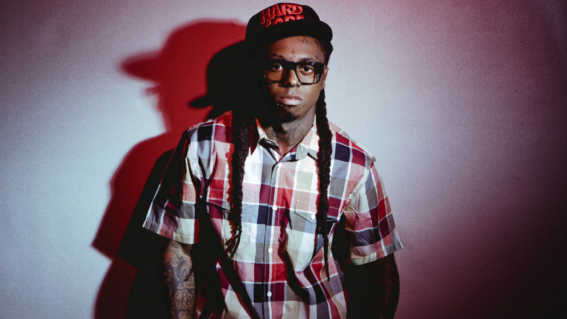 Парень с татуировками и кепке, swag