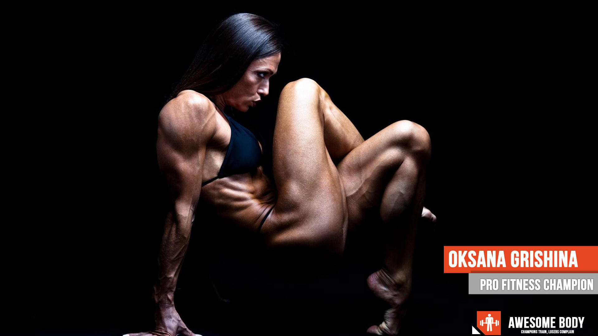 Мастер по фитнесу на черном фоне