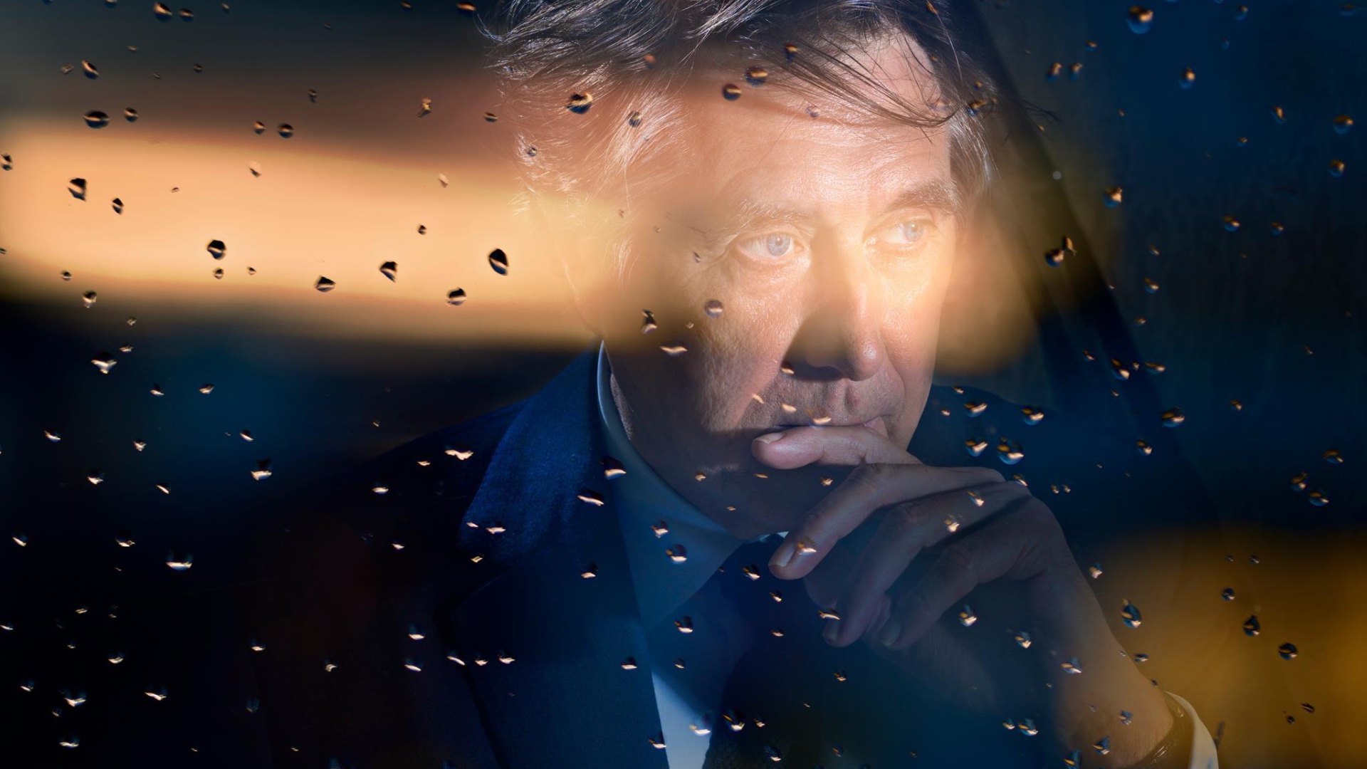 Фотография мужчины через стекло