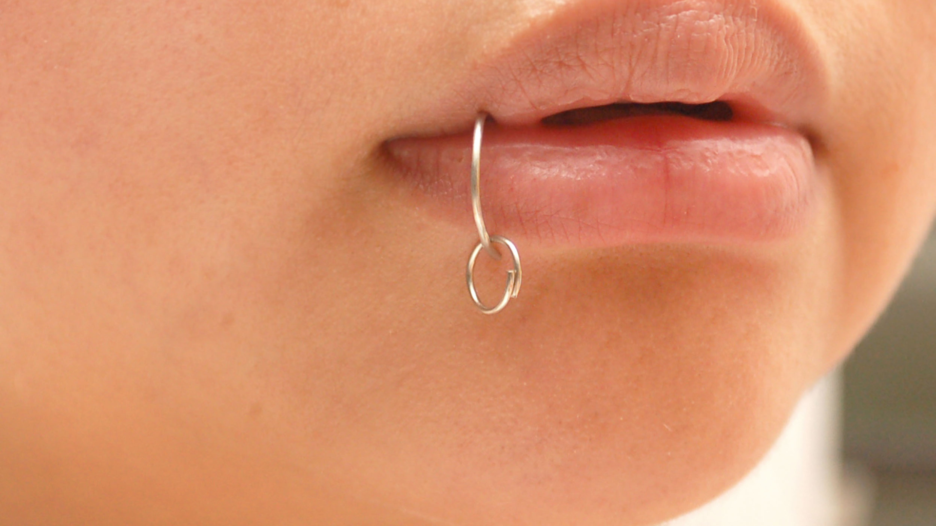 Пирсинг в губе у девушки