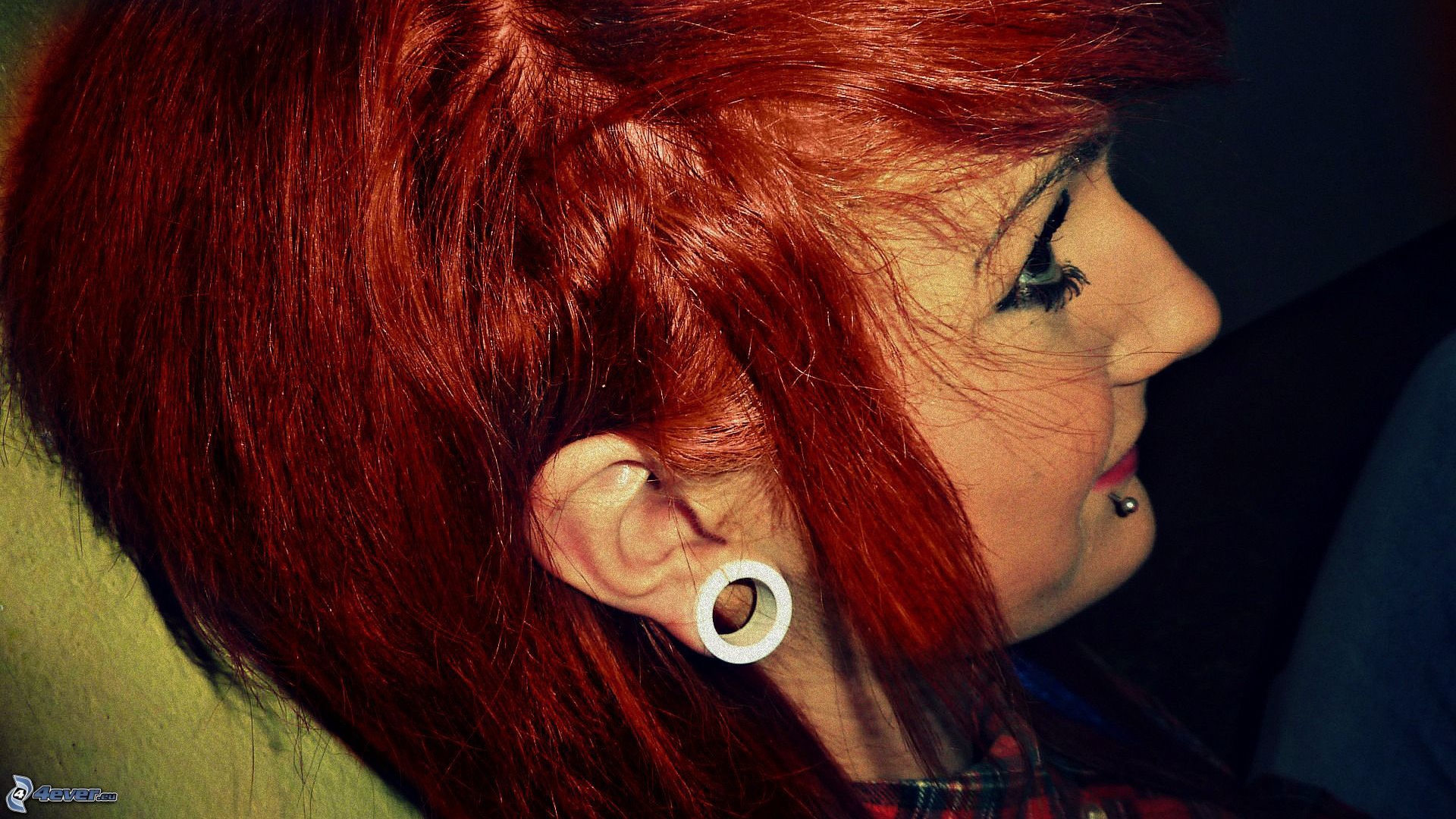 Девушка рыжеволосая с пирсингом в губе