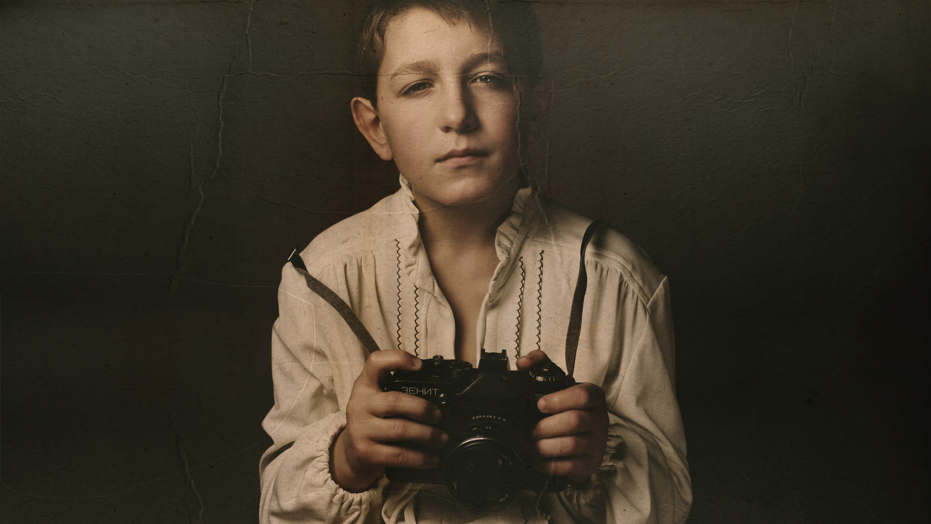 Селфи молодого фотографа с фотоаппаратом Зенит