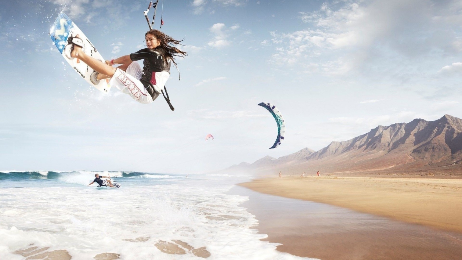 Спортивные девушки на фоне гор