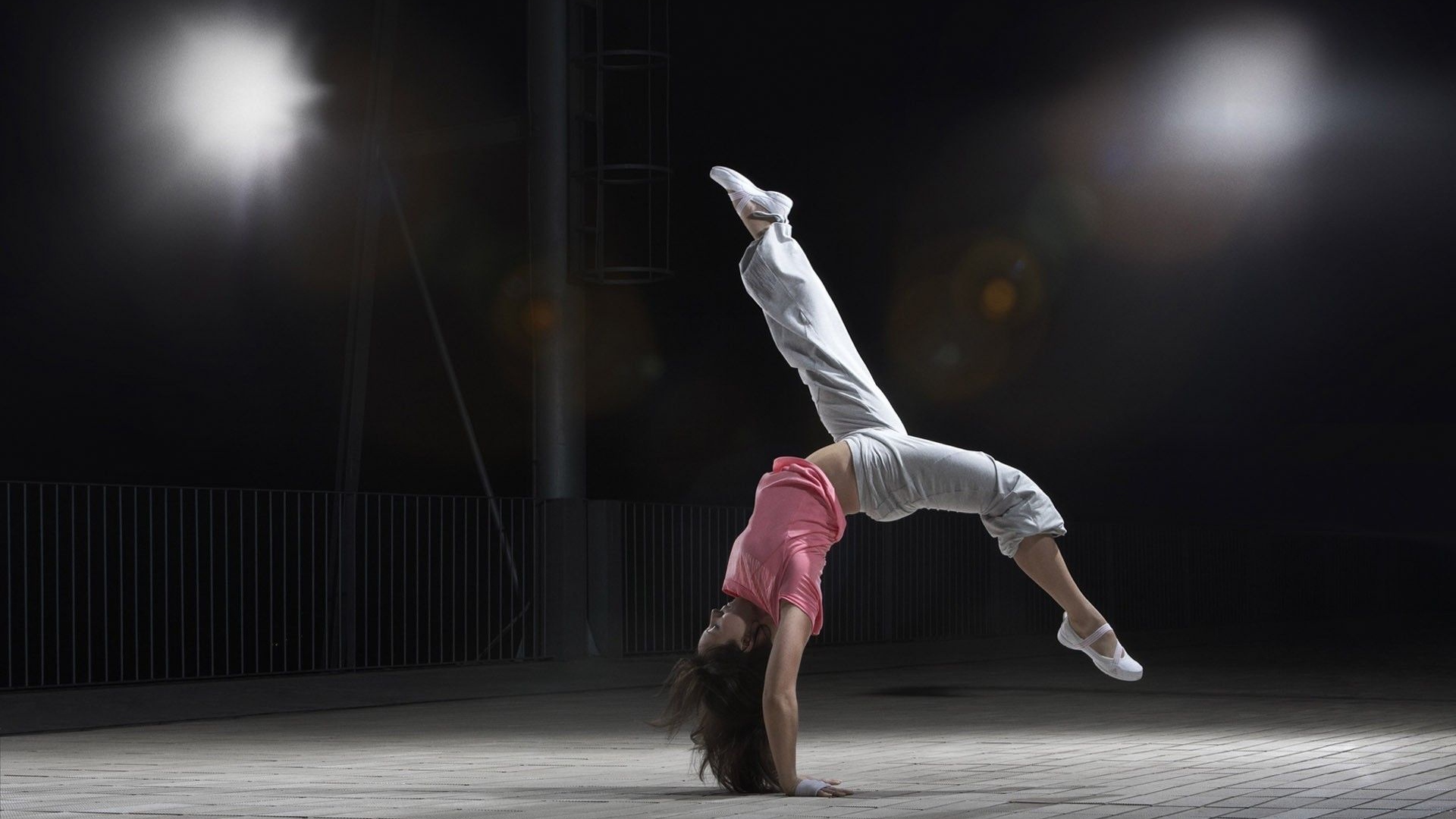 Спортивная девушка в розовом топике