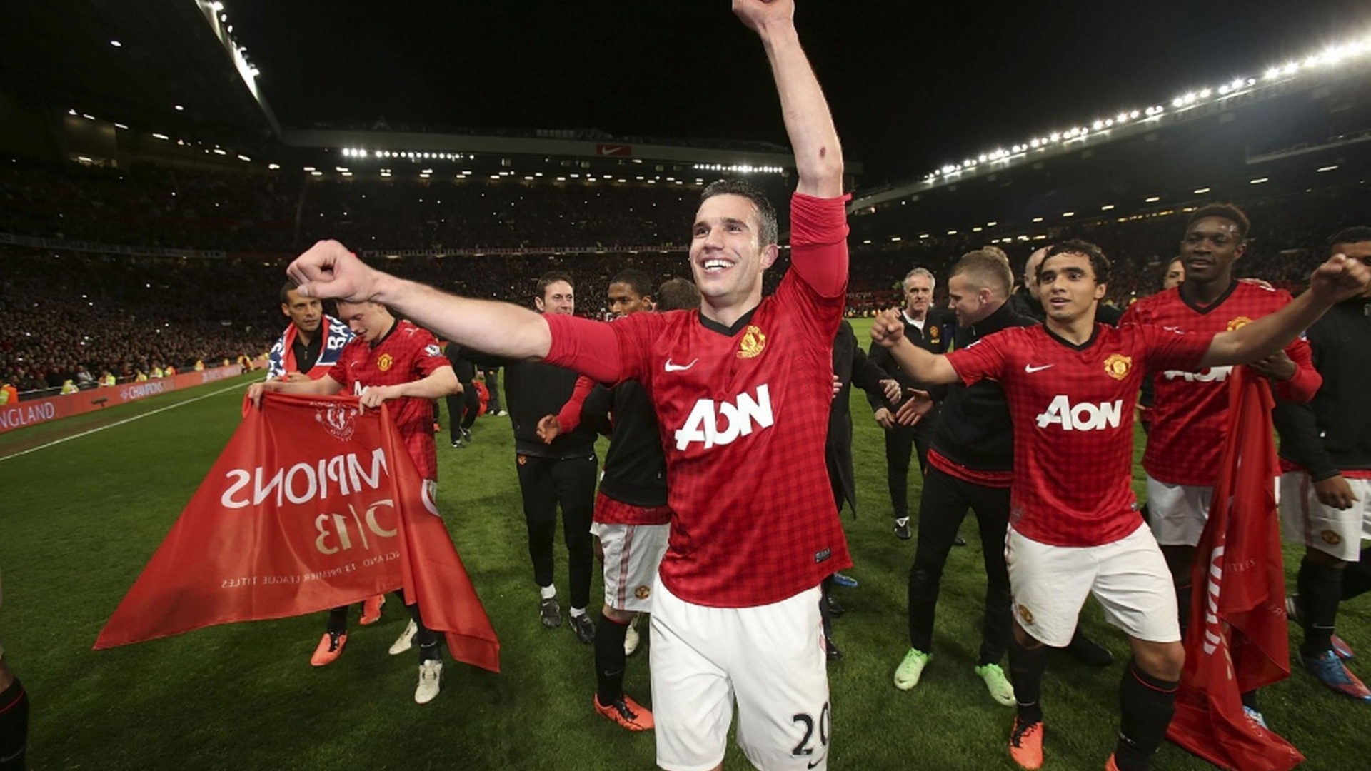 Лучший футболист Манчестер Юнайтед Робин ван Перси и его команда