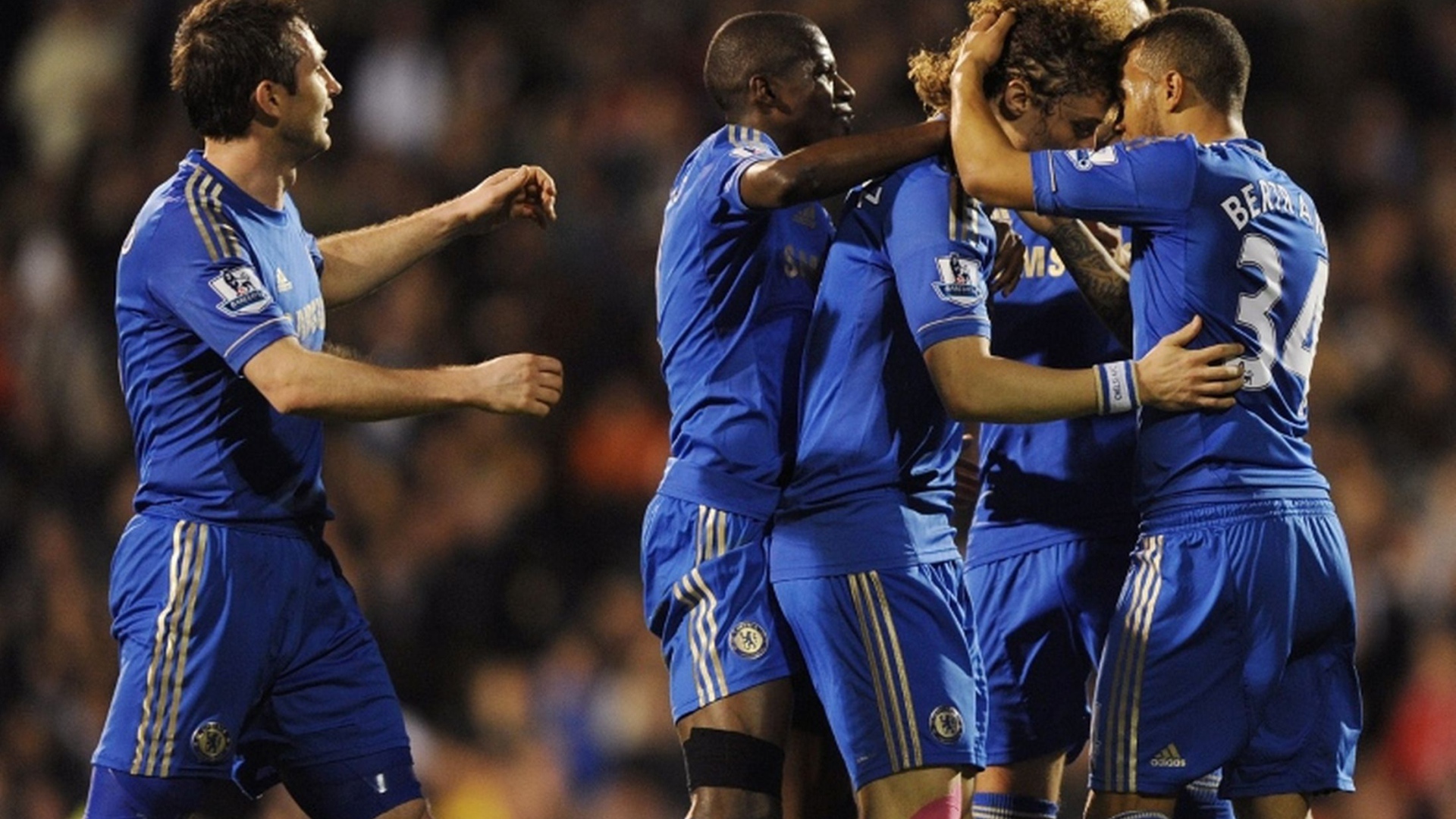 Защитник Челси Давид Луис и его команды