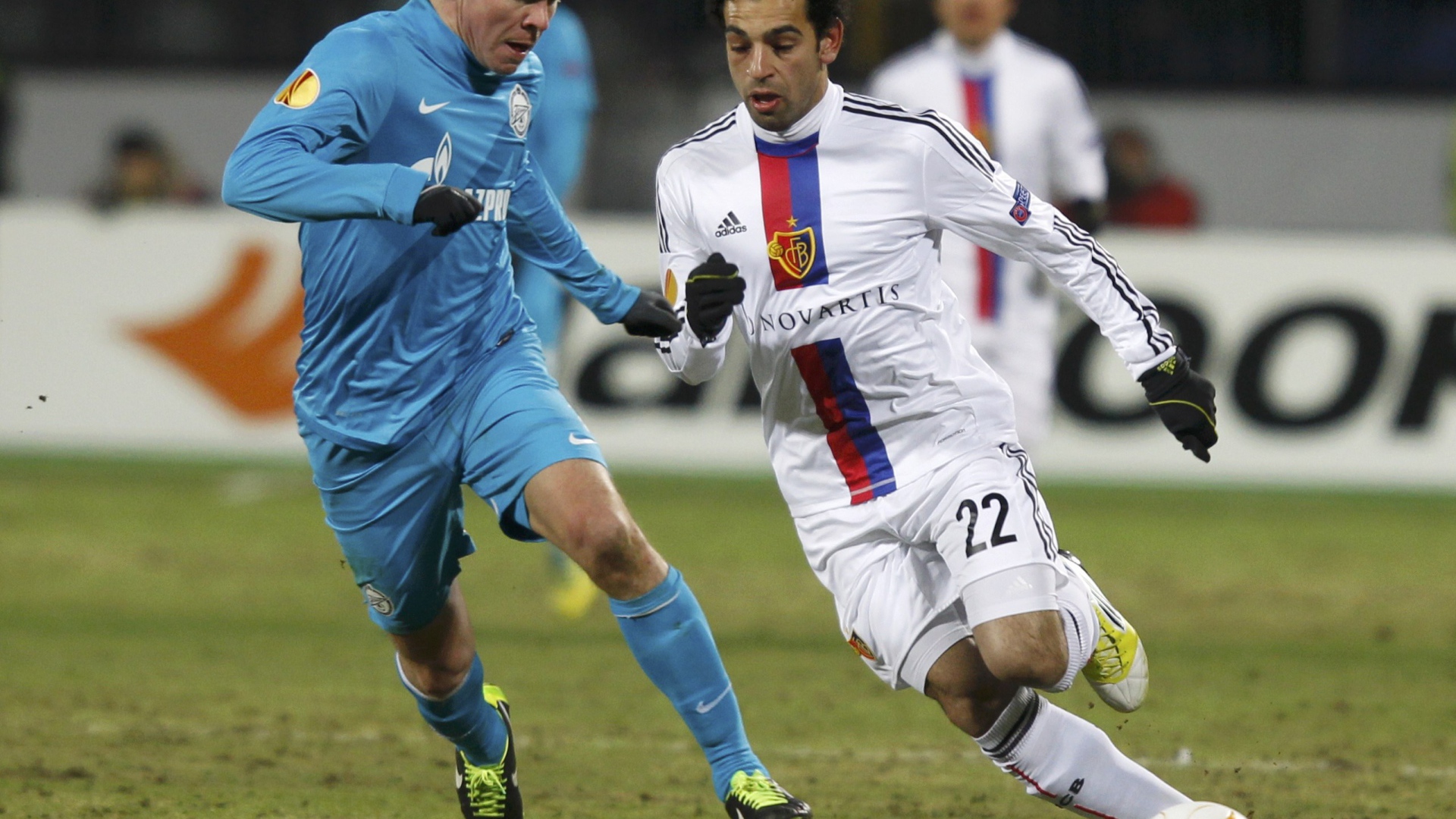 Защитник Зенита Александр Анюков пытается взять мяч