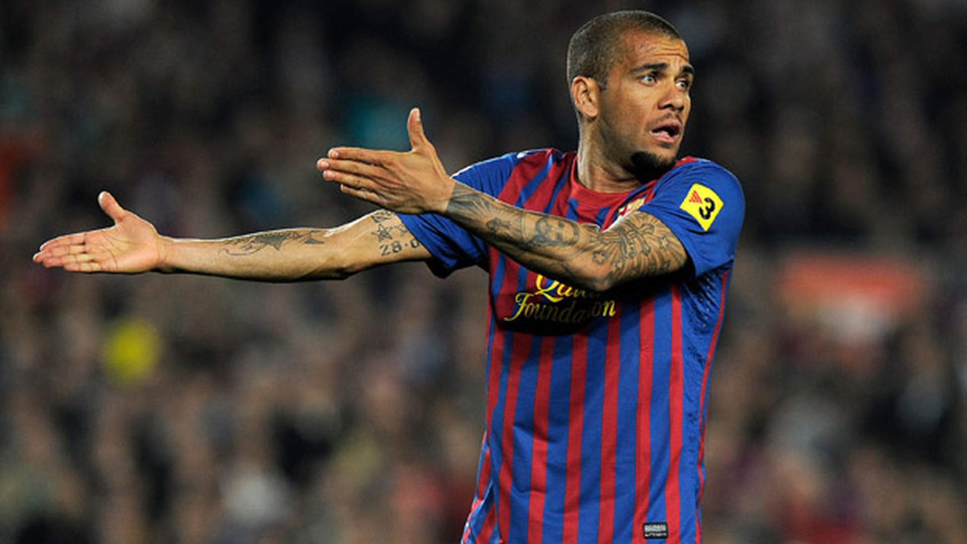 Защищающийся игрок Барселоны Даниэл Алвес получил желтую карточку