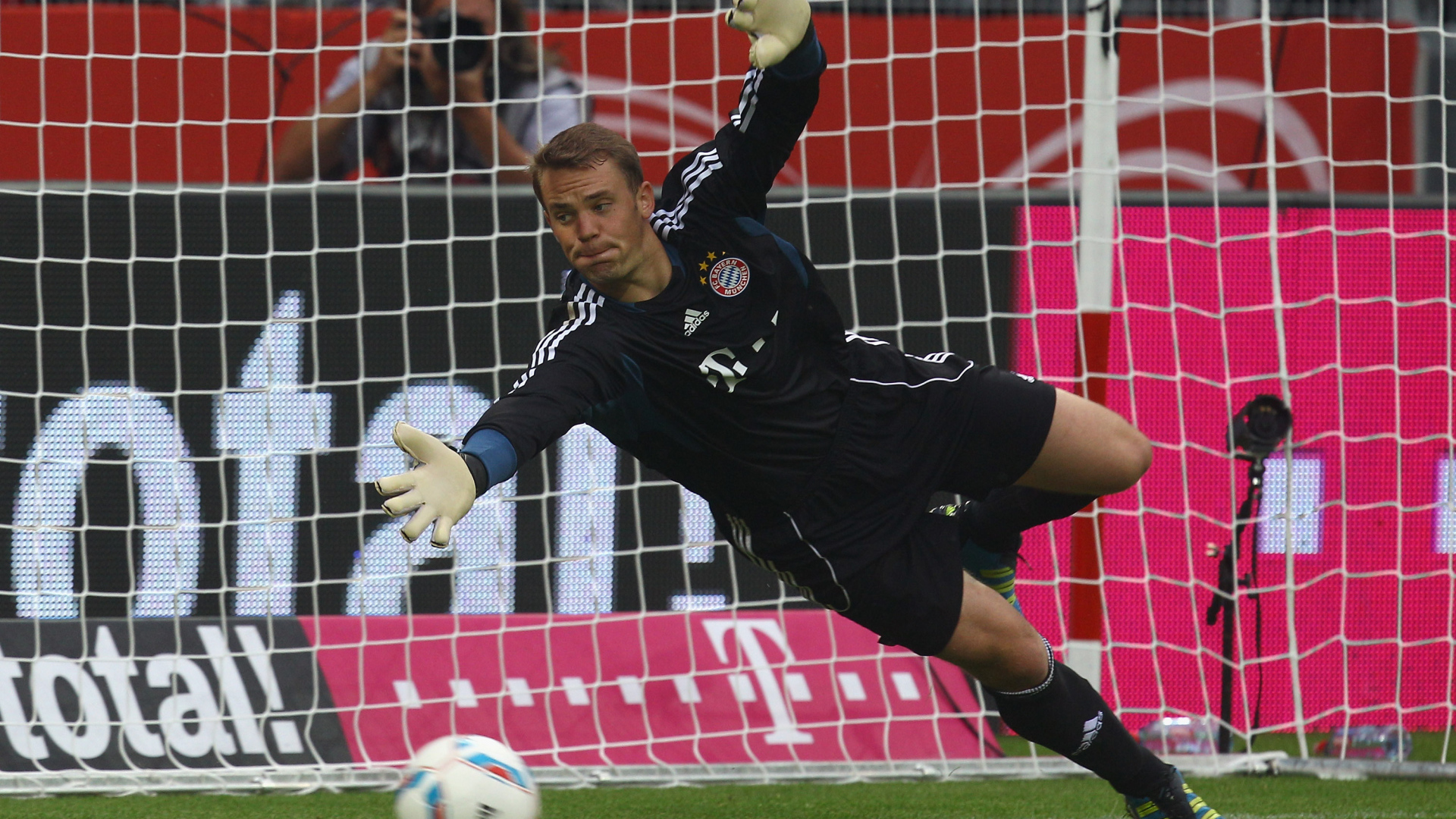 Футболист Баварии Мануэль Нойер ловит мяч