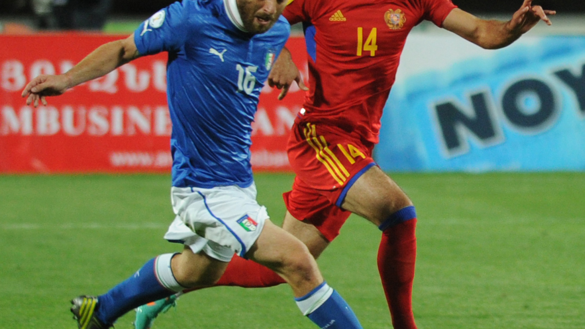  Нападающий московского Спартака Юра Мовсисян