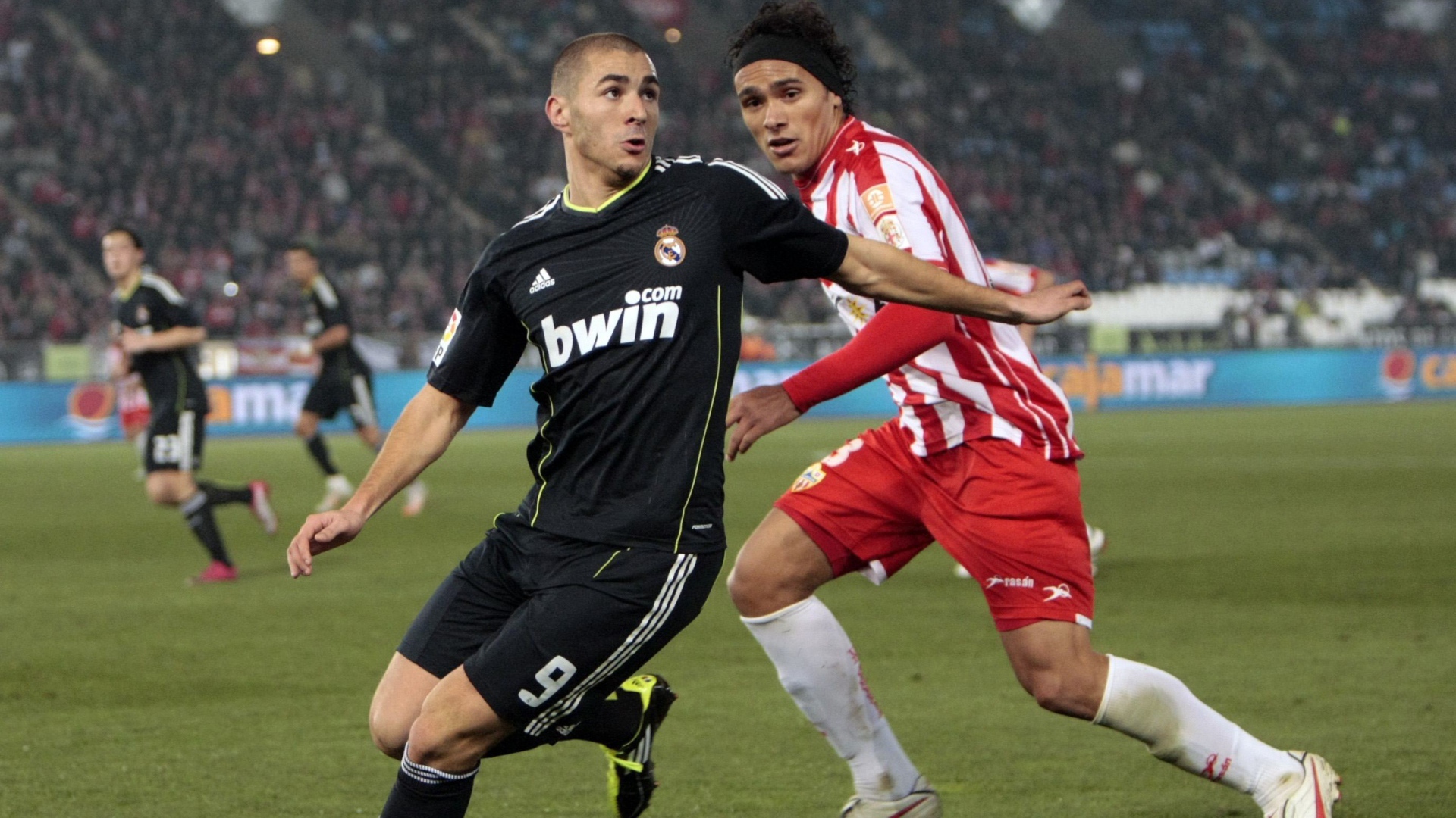  Нападающий Реал Мадриа Карим Бензема борется за мяч