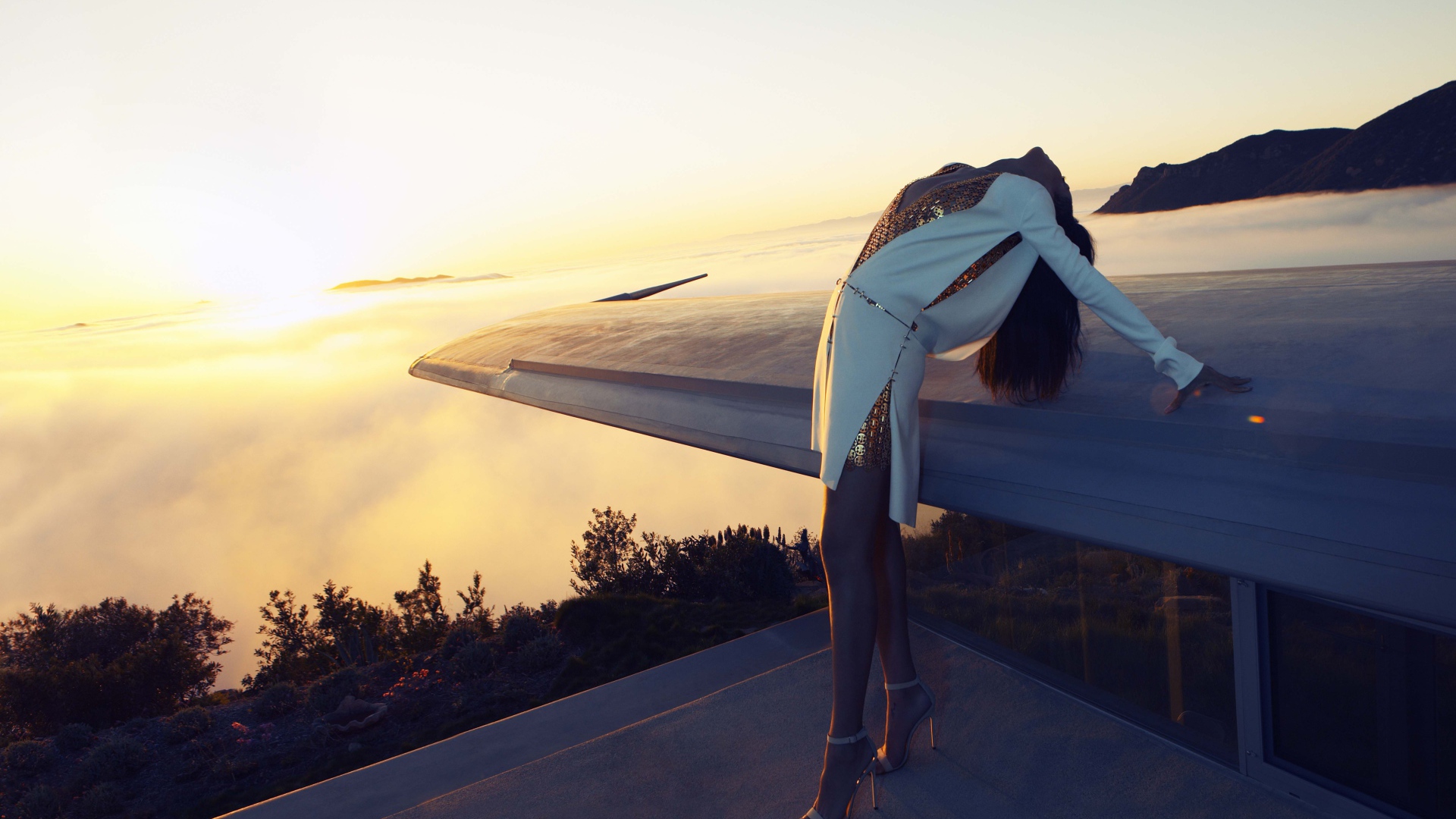 Девушка на крыше дома