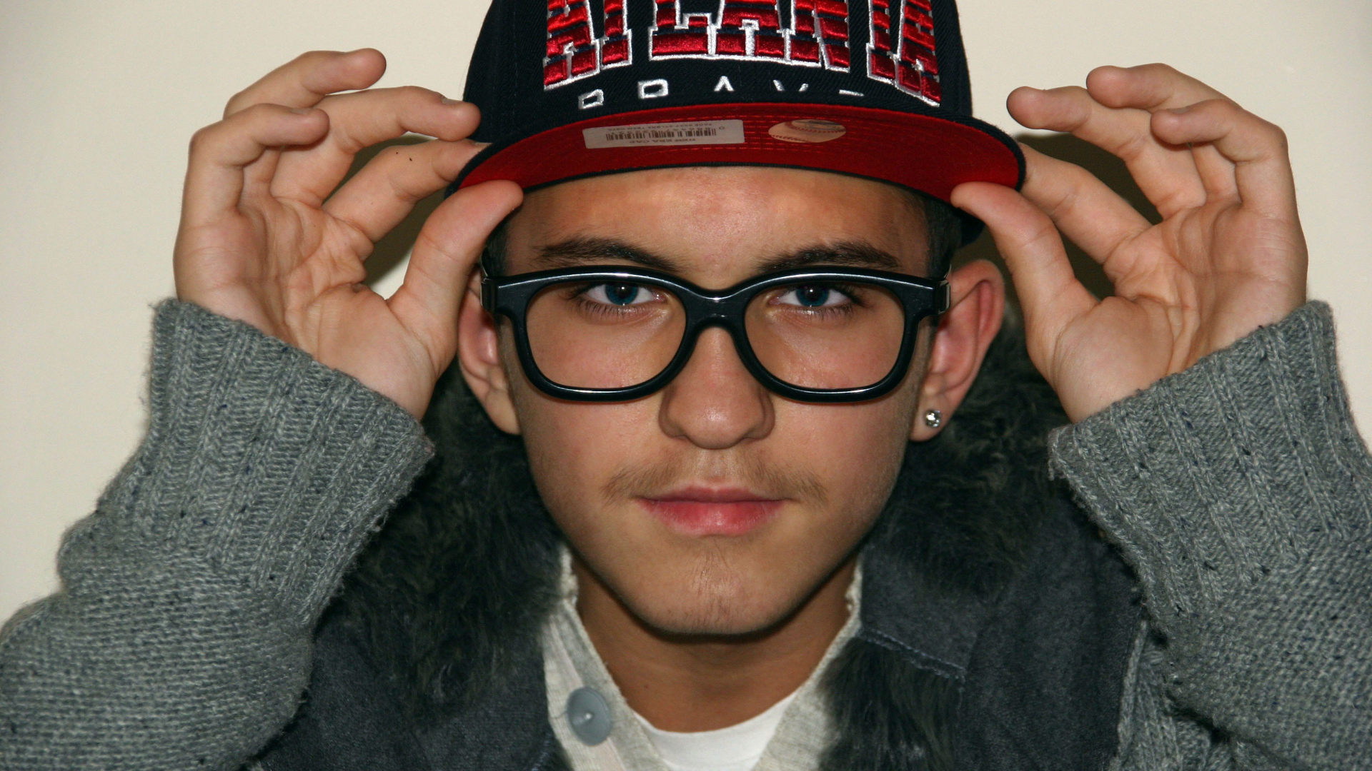 Парень в кепке atlanta, swag