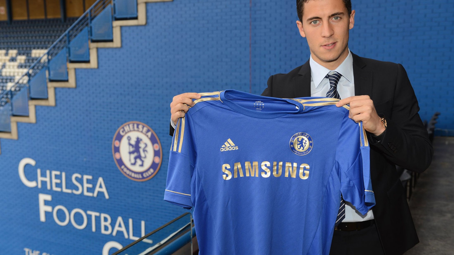  Полузащитник Челси Эден Азар и его новая футболке