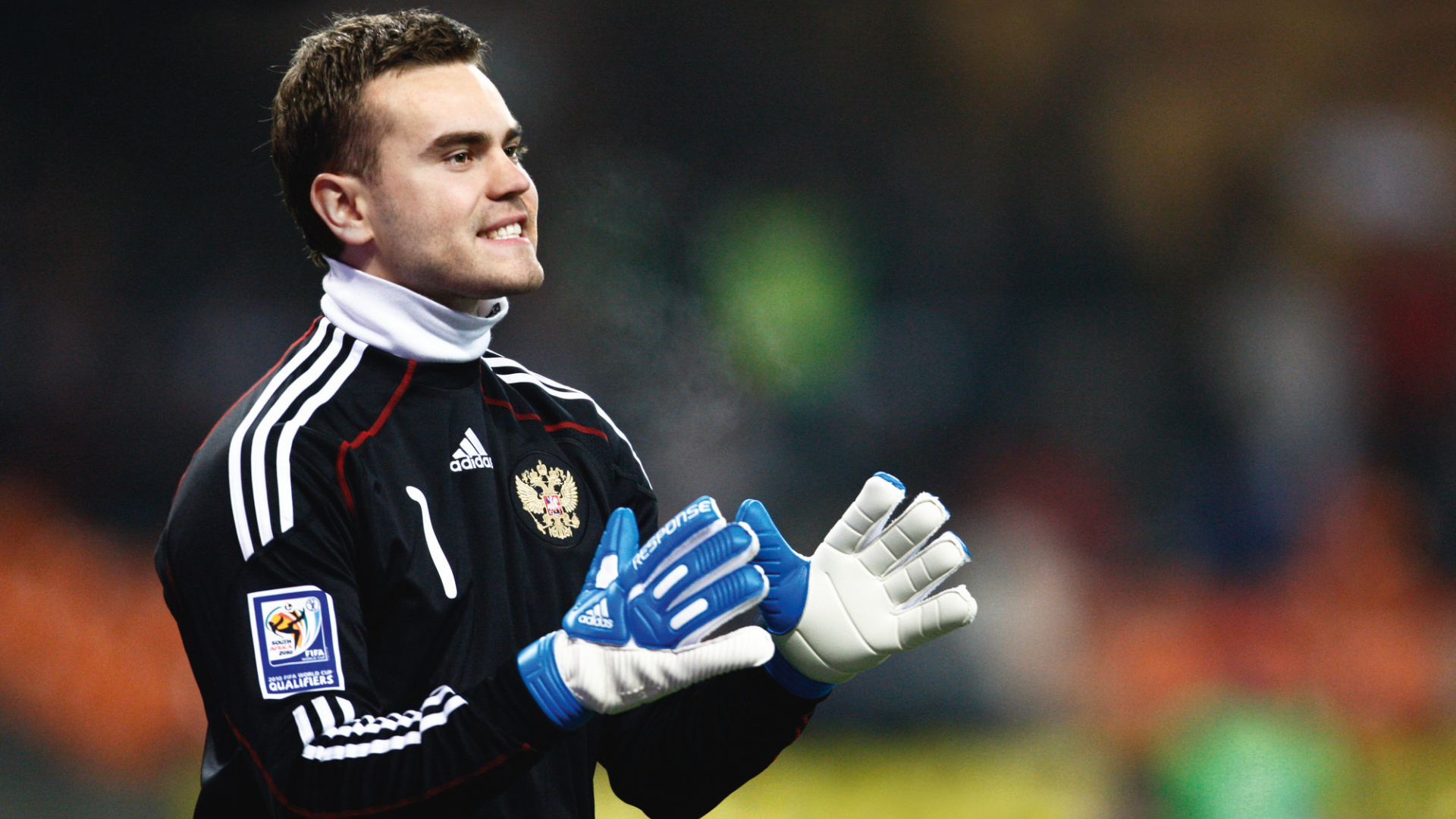 Игрок московского ЦСКА Игорь Акинфеев ловит мяч