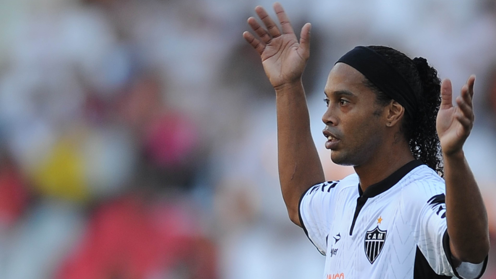 Игрок Атлетико Минейро Роналдиньо на поле