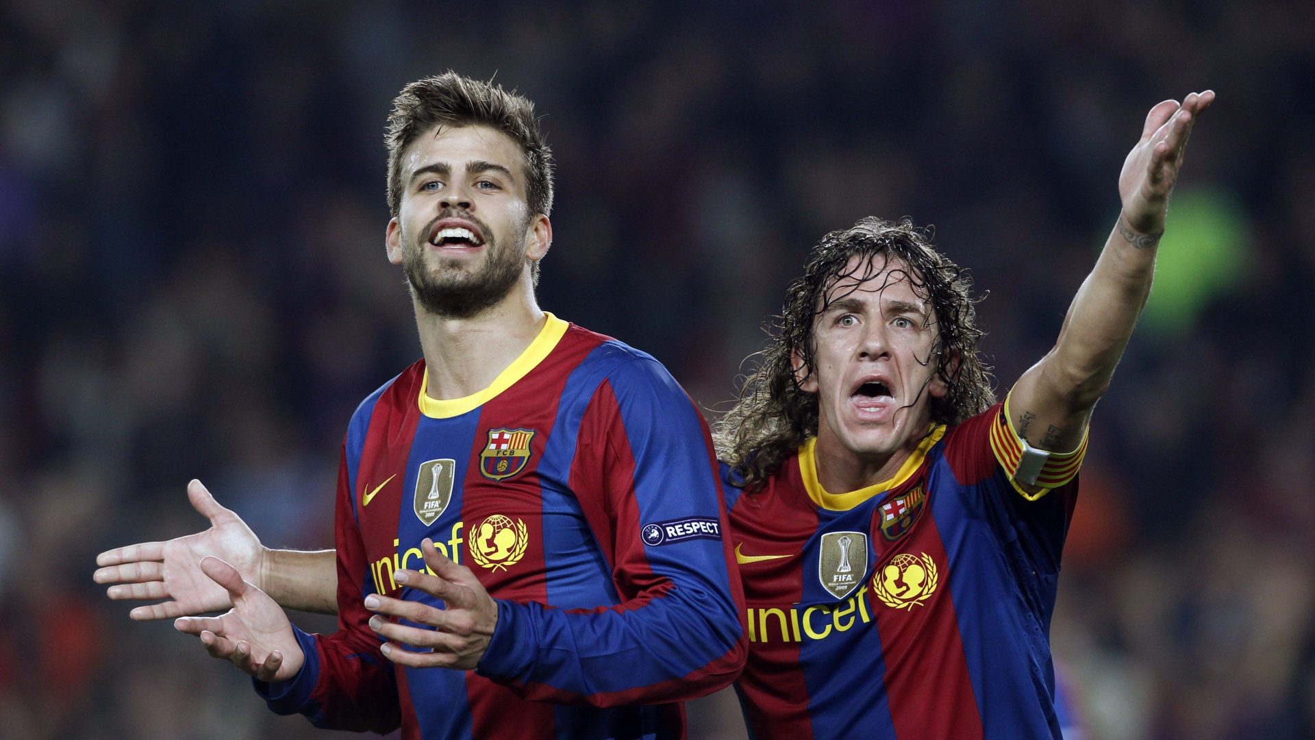 Игрок Барселоны Херард Пике на поле