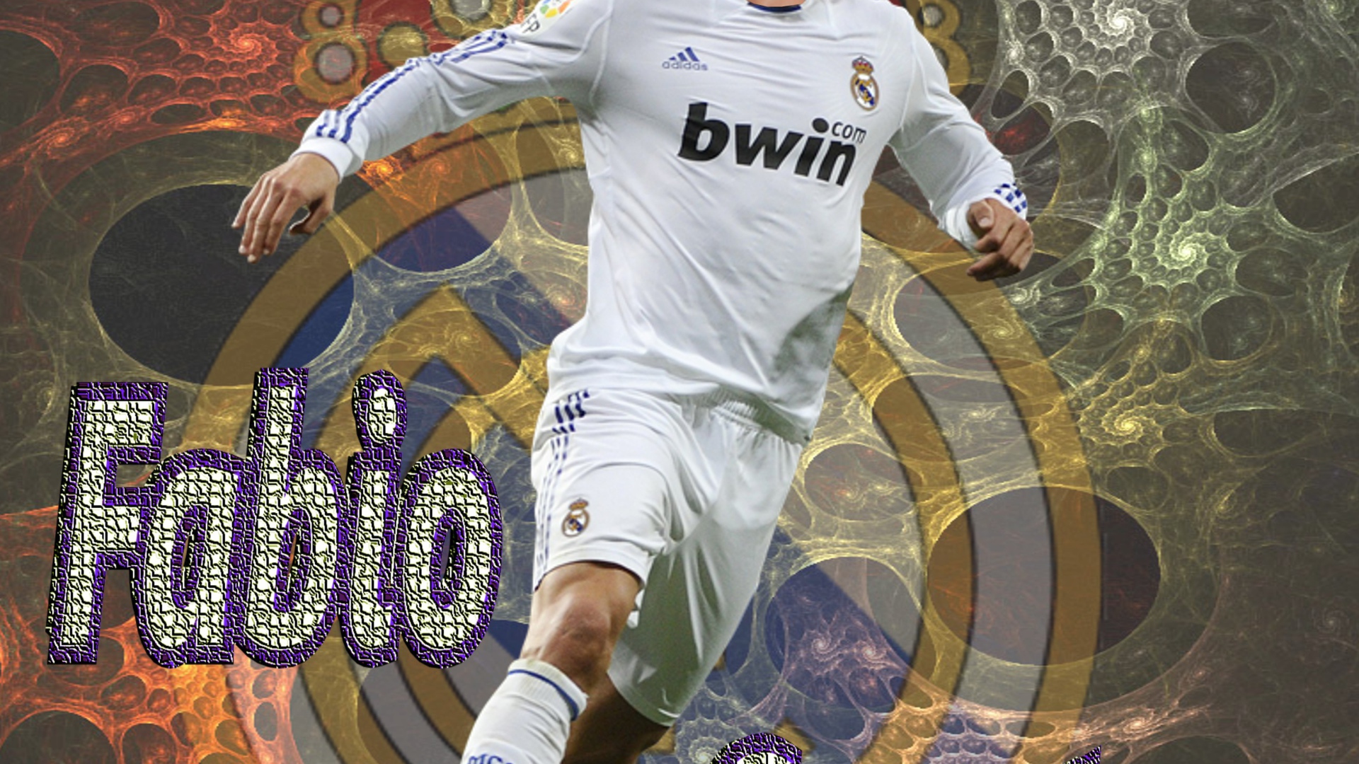 Игрок мадридского Реала Фабиу Коэнтрау с мячом